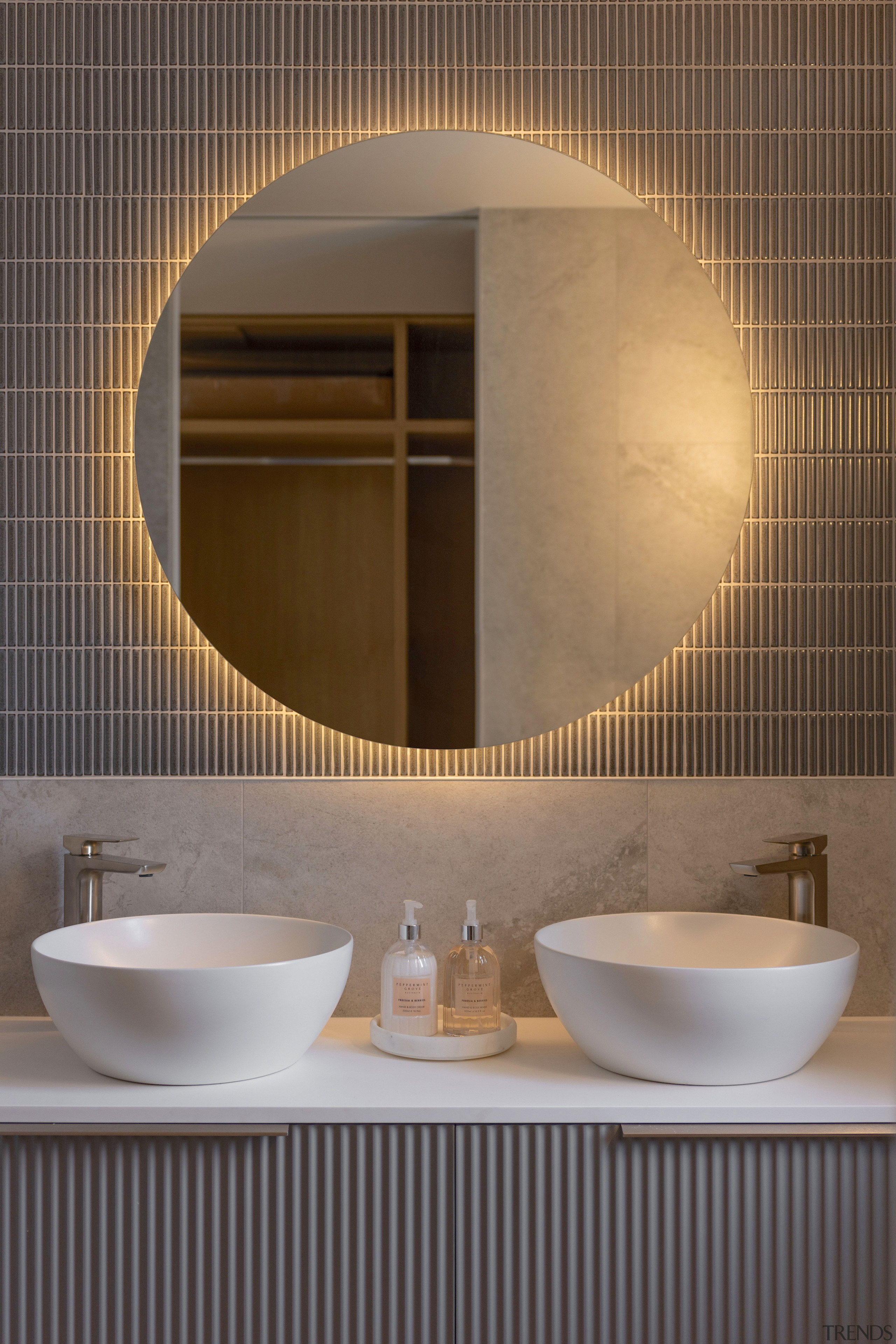 Bathroom vanity with tabletop basins. - Comfort and 