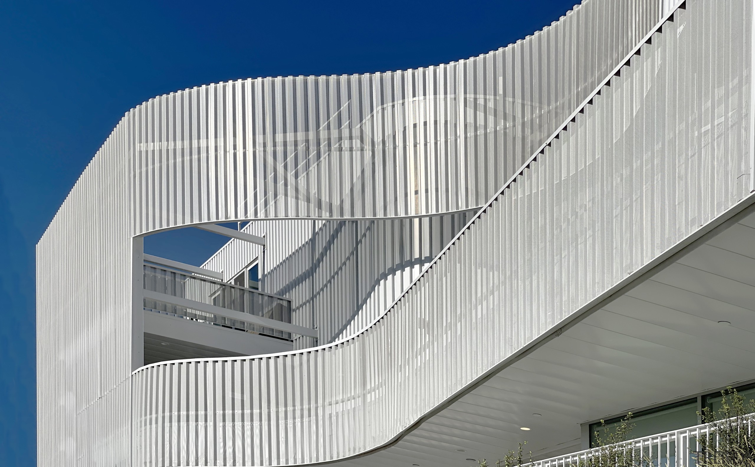 The façade layers allow for spectacular views, great 