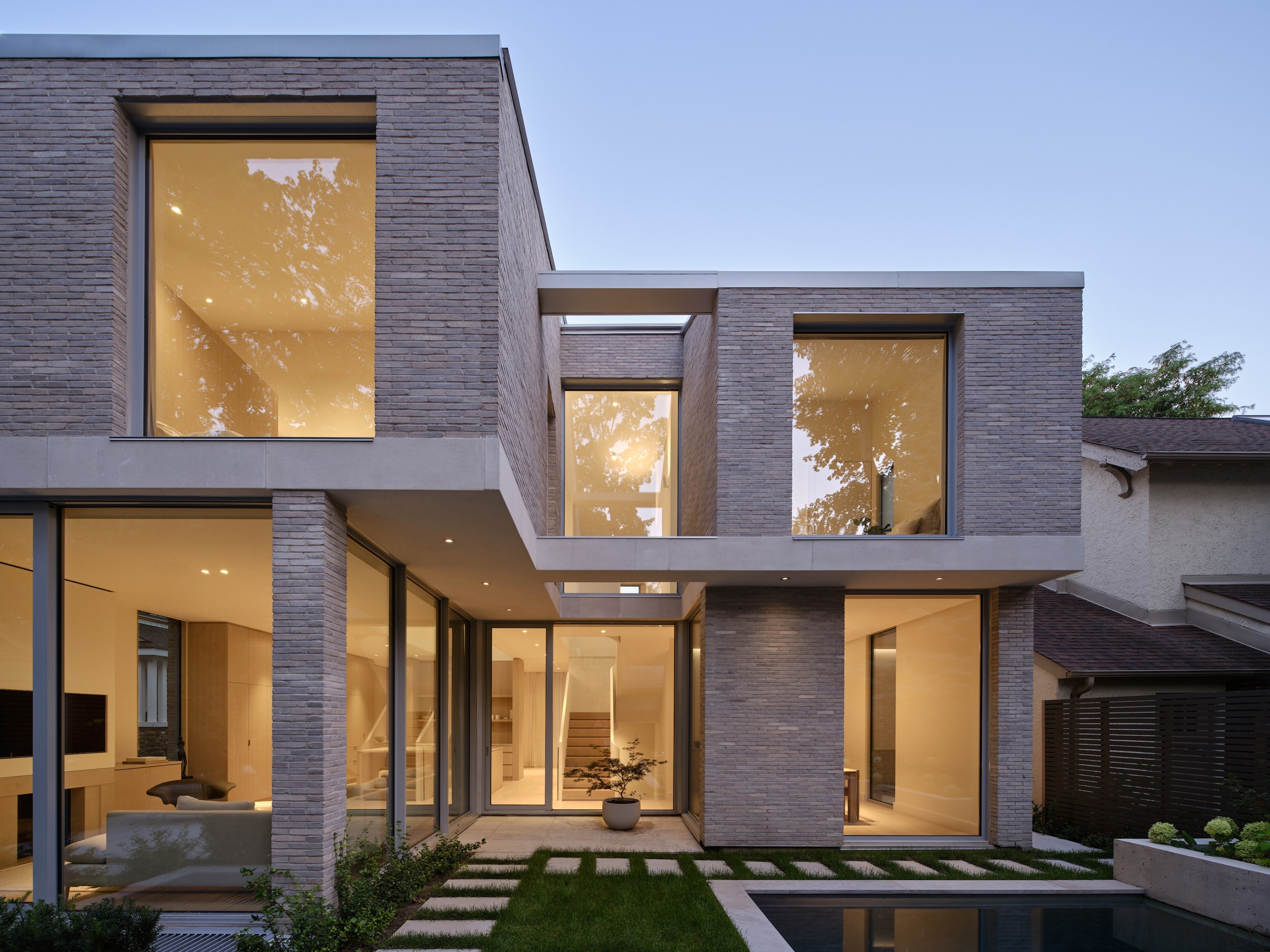 The articulated rear facade. - Stoic at the 