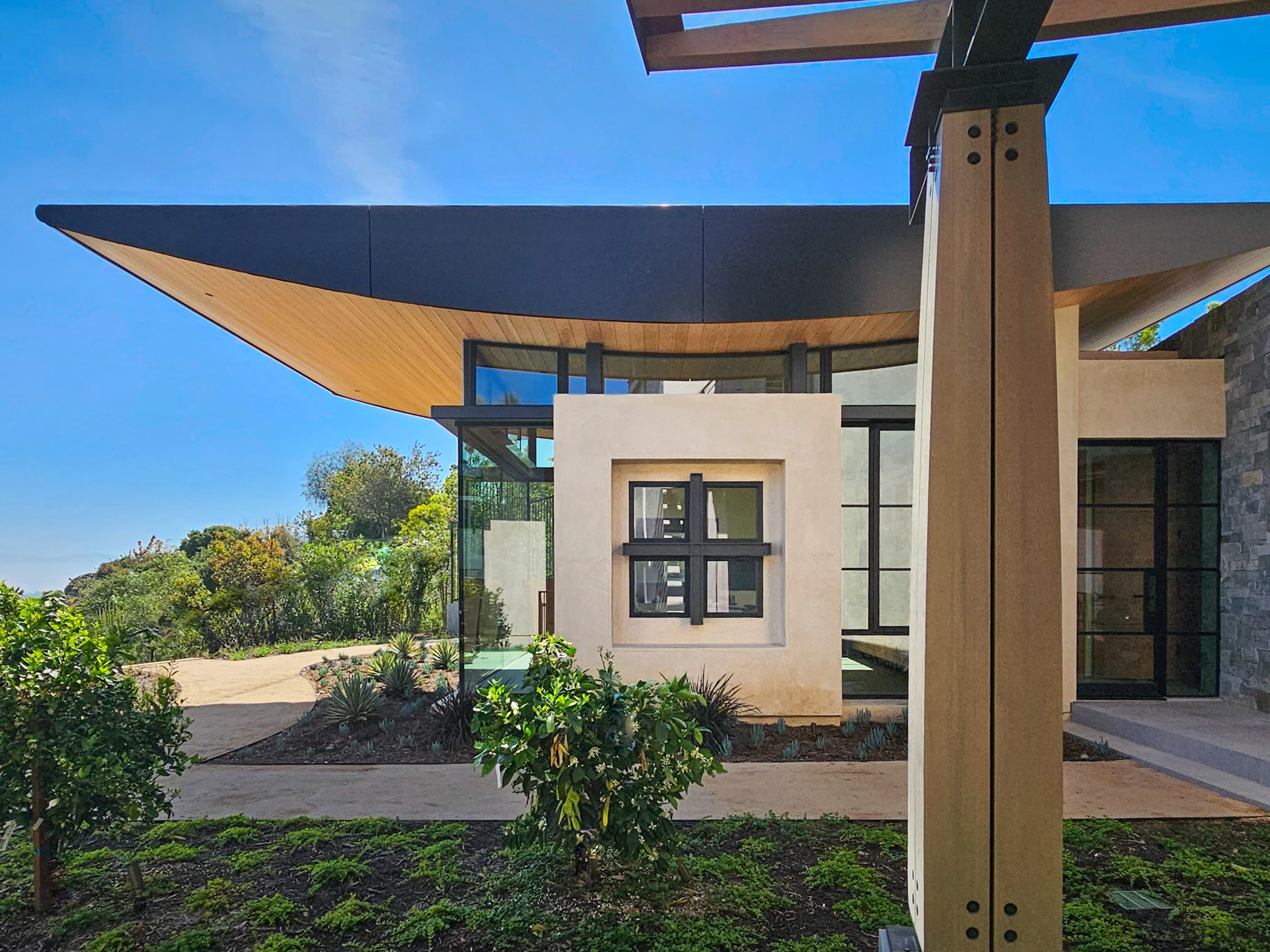Sculptural roof and sculptural support. - Soaring above 