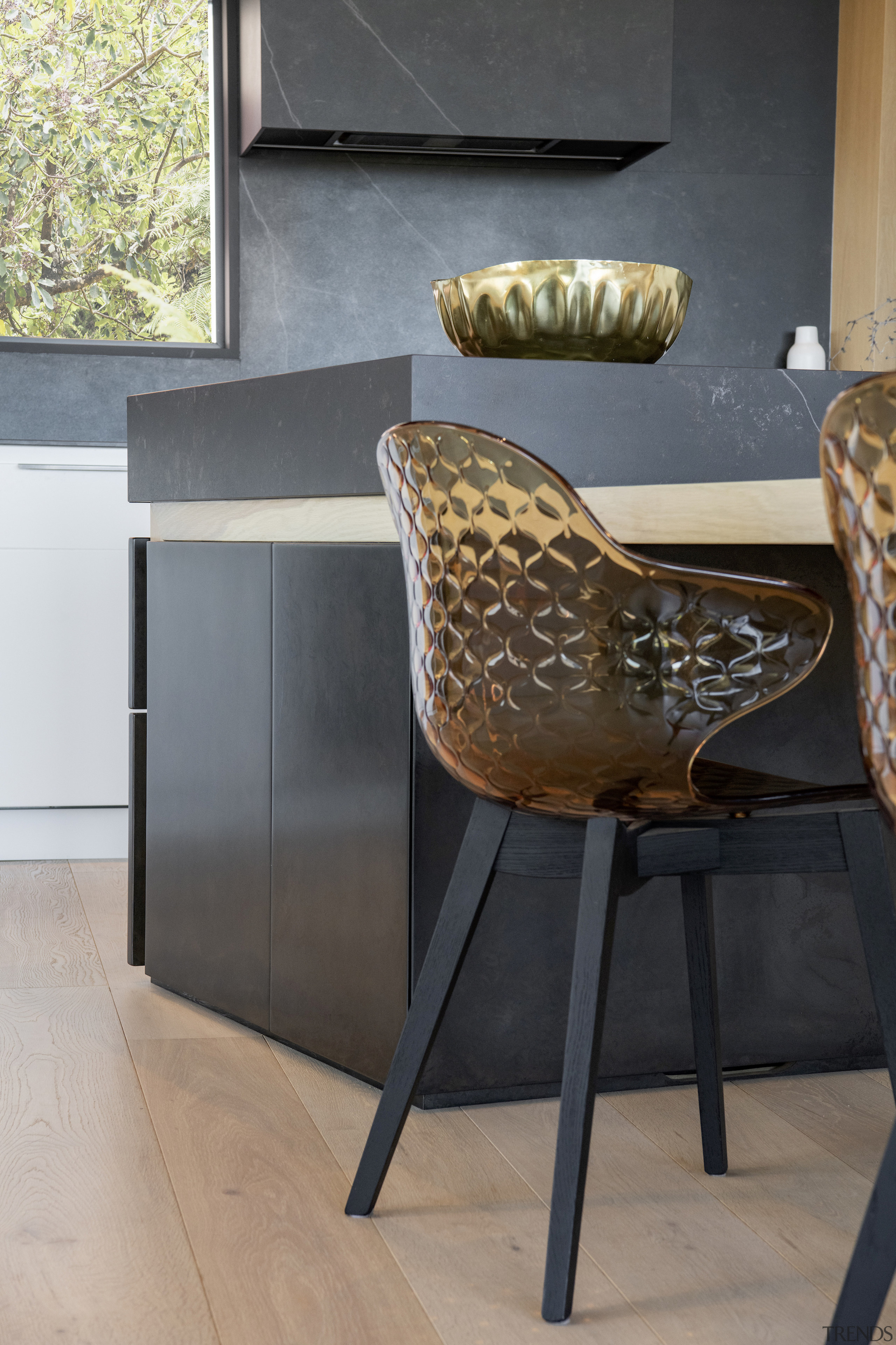 The dining chair frames complement the black elements 