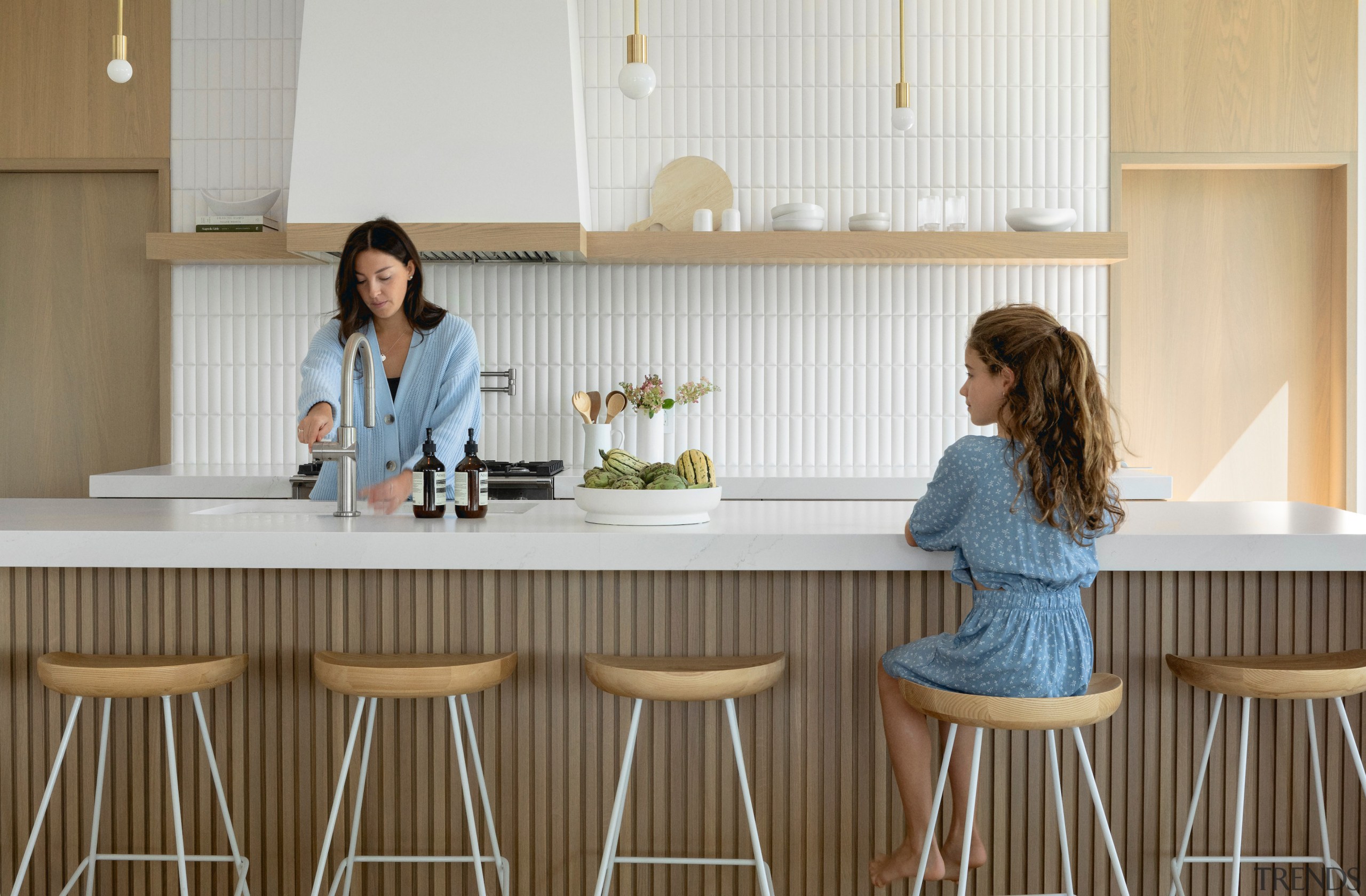 Kitchen island with breakfast bar. - Material harmony 