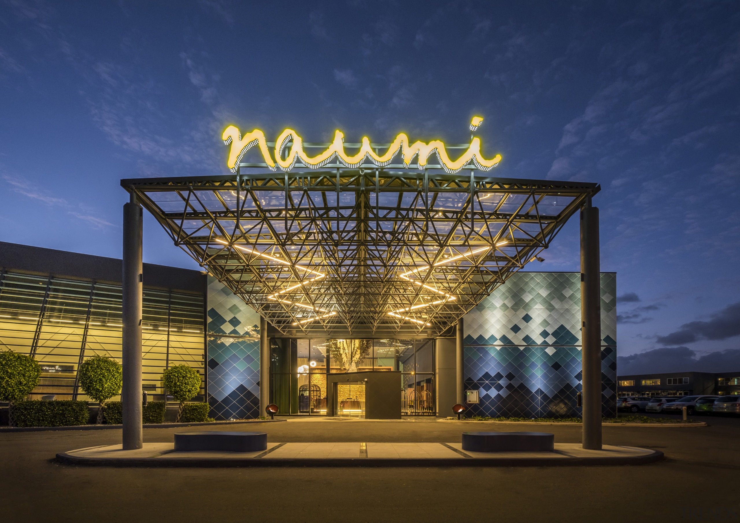 Naumi Auckland Airport Hotel’s tiled facade evokes the architecture, building, landmark, sky, structure, tourist attraction, blue, brown