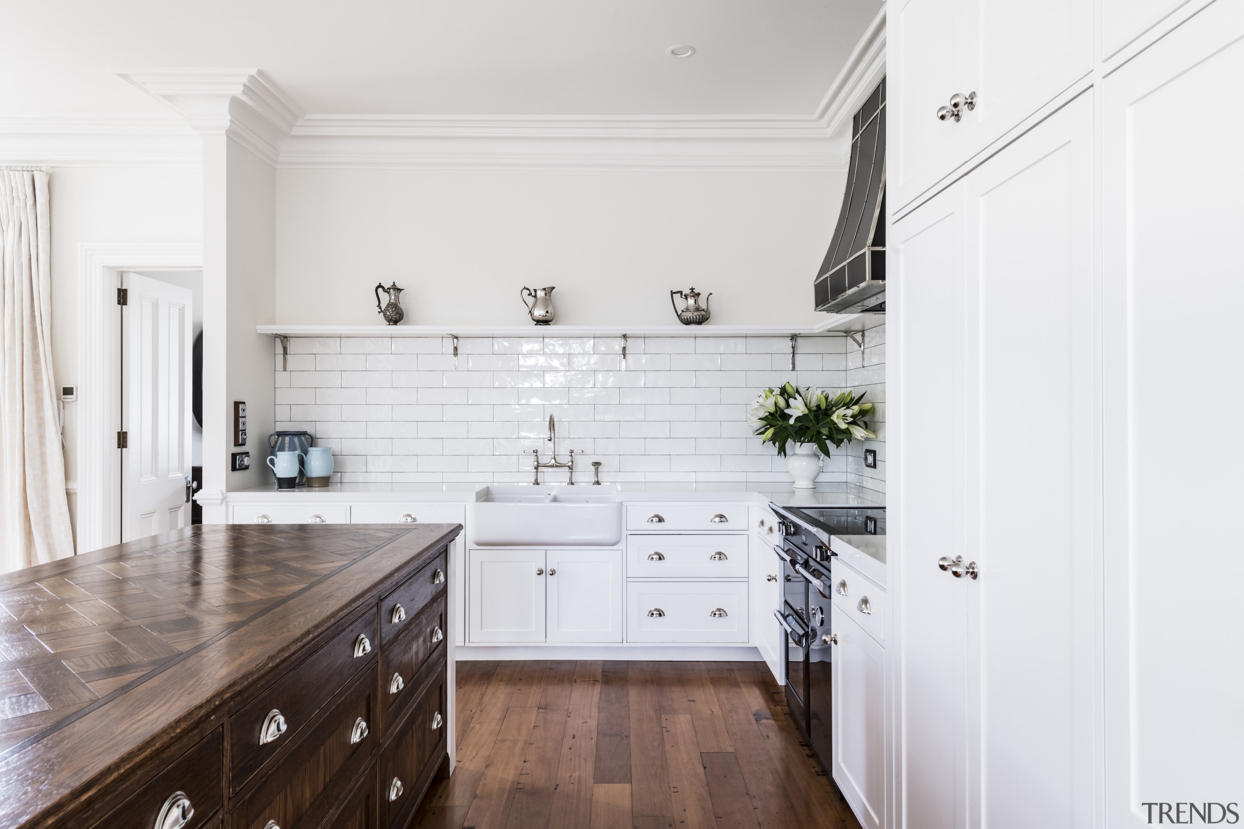 A traditional white subway tile splashback works well 