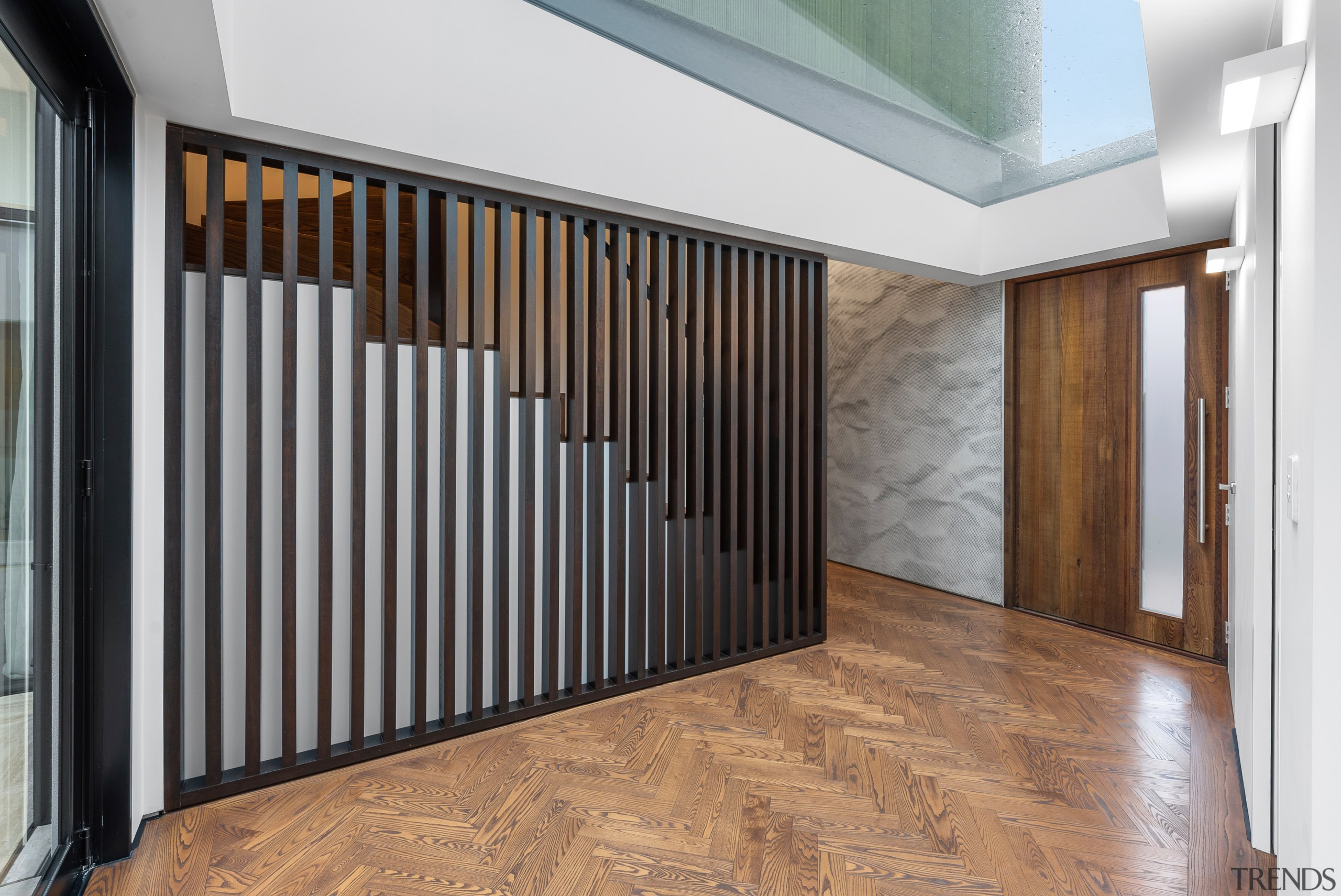 Side entry door. - Wonder wall - 