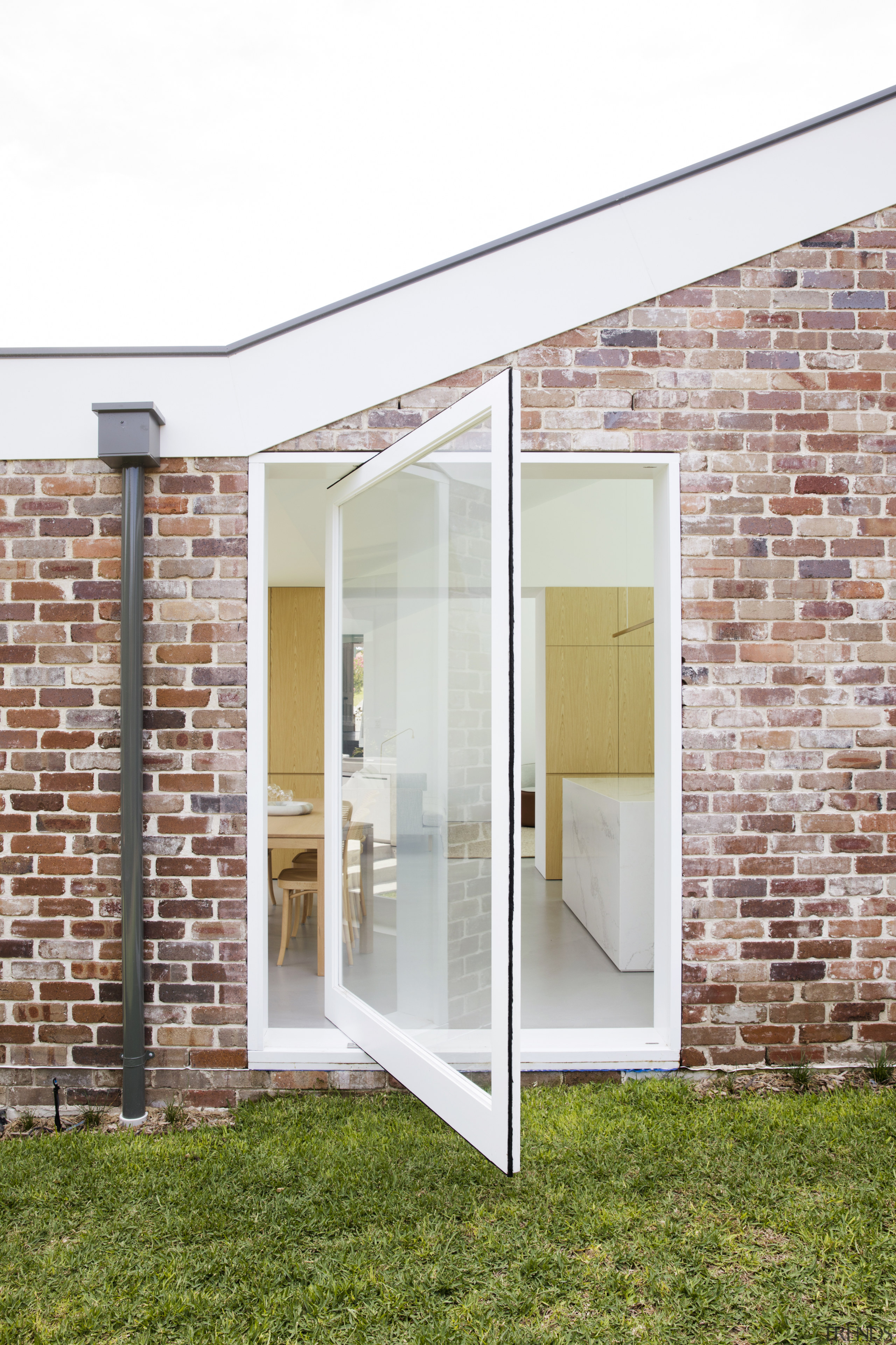 ​​​​​​​A large pivot glass door next to this pivot glass door, door, facade, kitchen extention, Studio Prineas