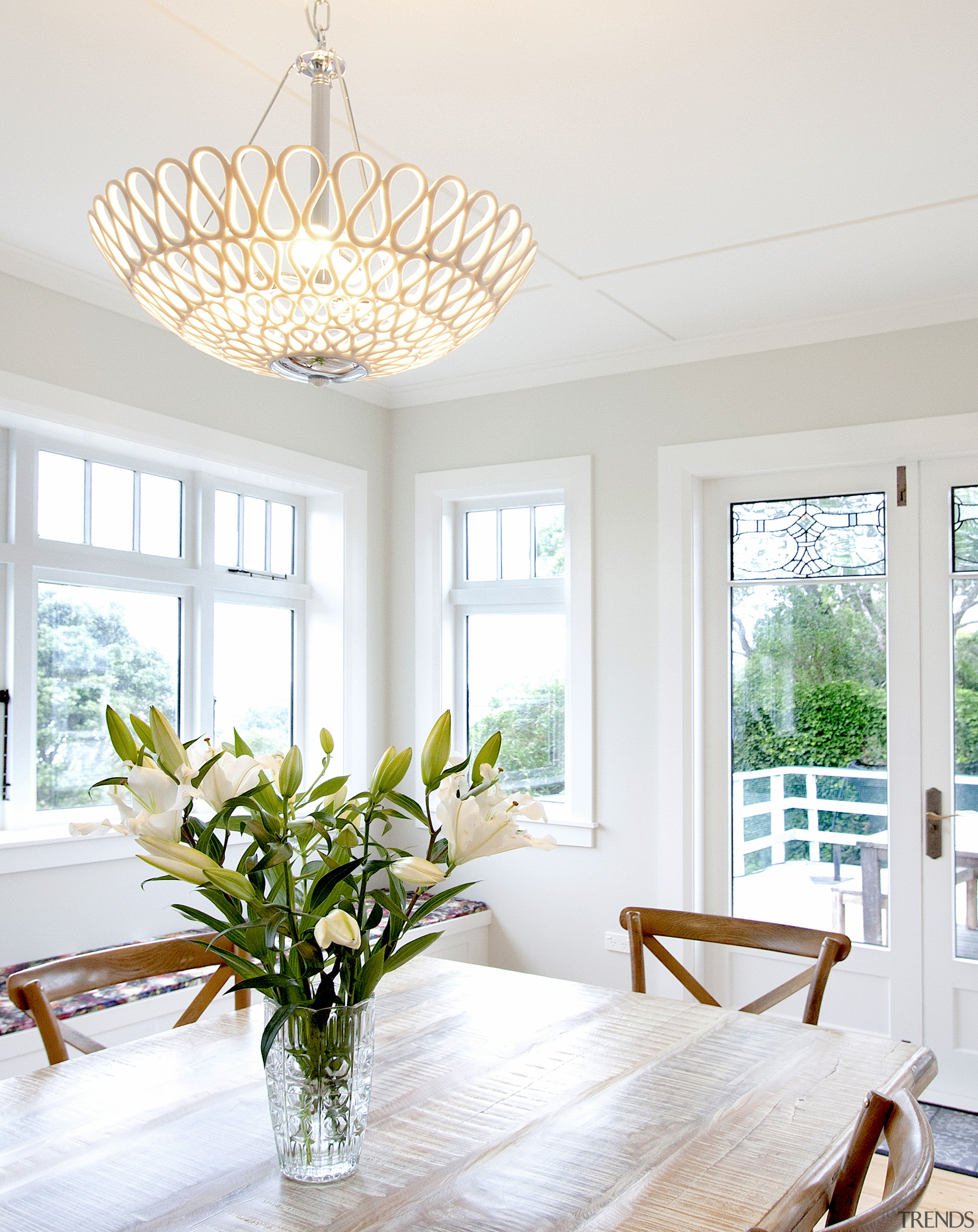 A replica Oly Pipa bowl chandelier completes the 