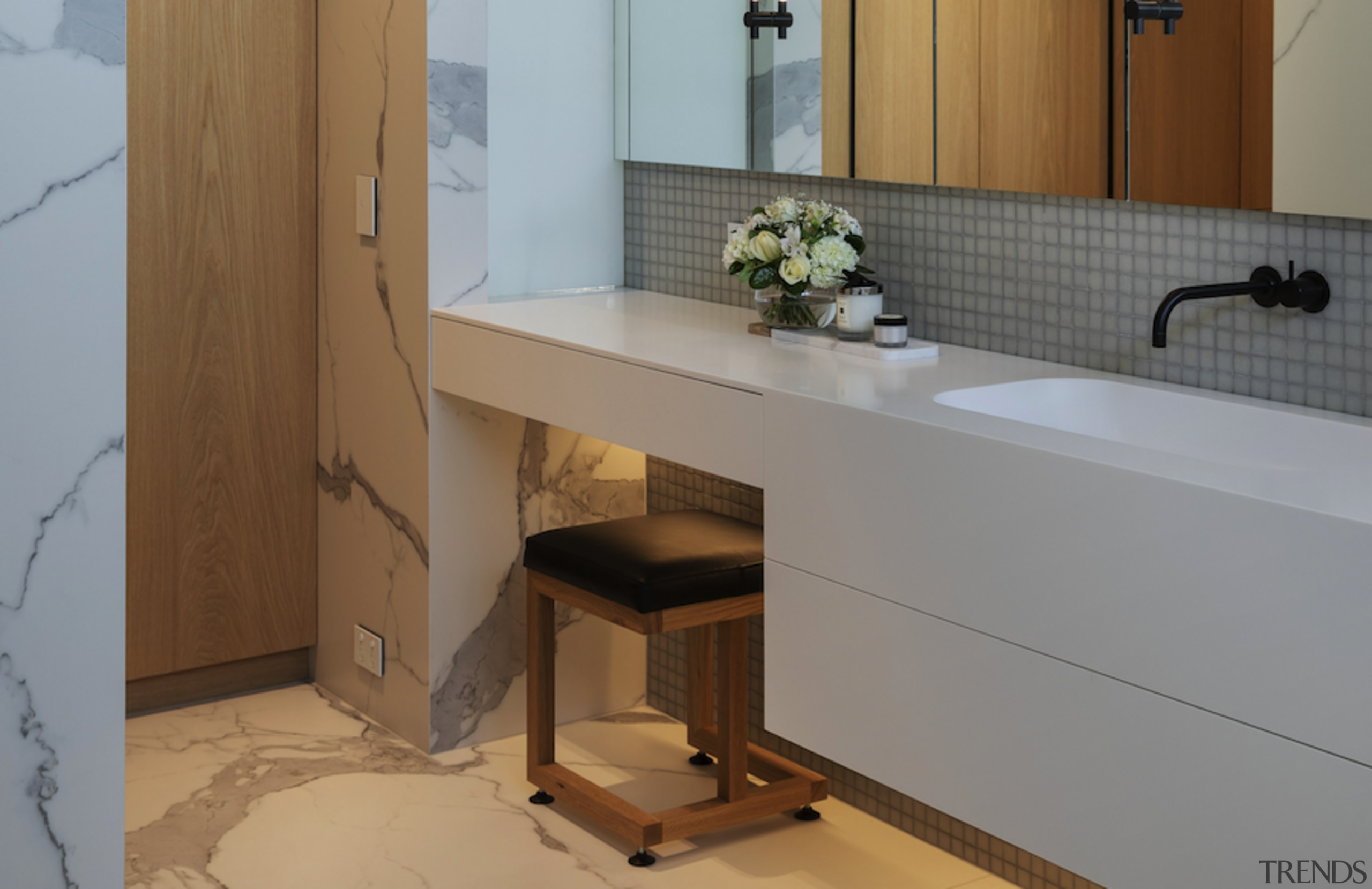 A simple, natural palette gives this ensuite a 