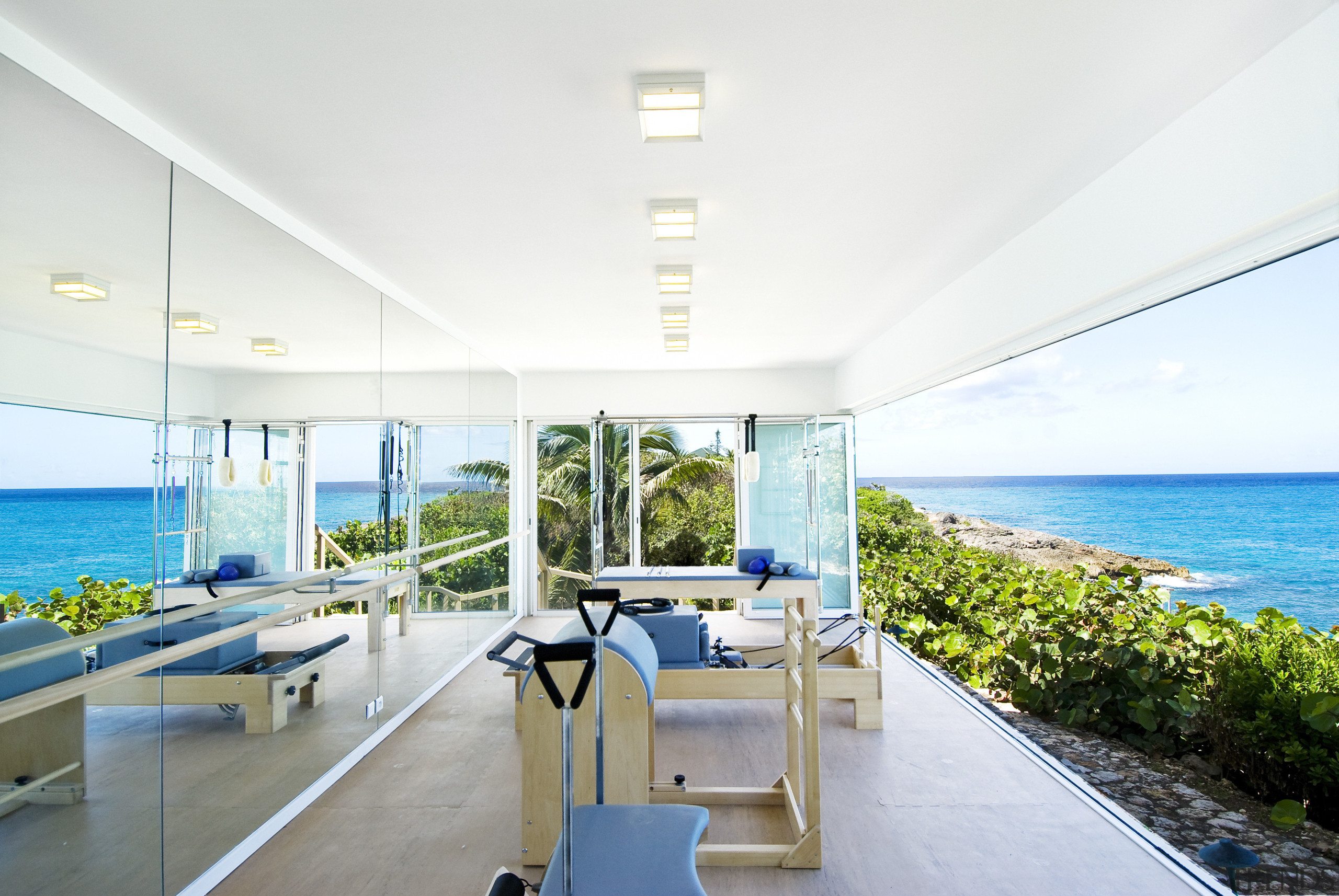 This home was designed by Geoffrey Bradfield. Here condominium, estate, house, interior design, leisure, real estate, white