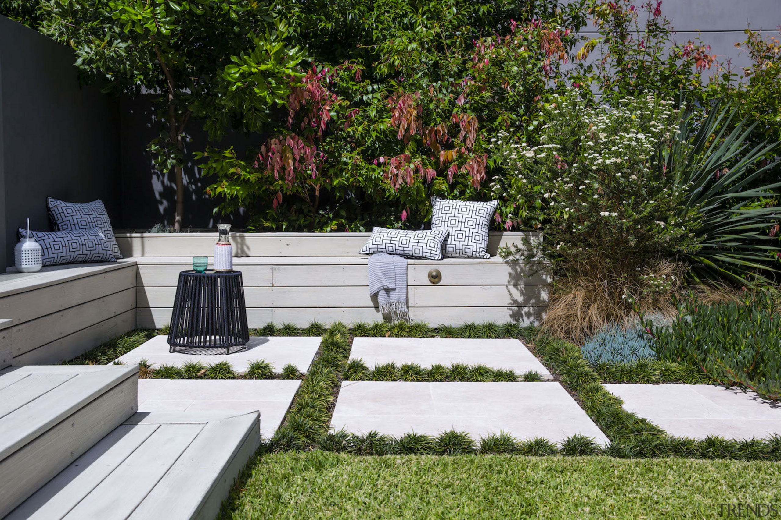 Garden Project By Landart Landscapes Photo. Photography: Jason backyard, courtyard, flora, flower, garden, grass, landscape, landscaping, outdoor structure, plant, tree, walkway, yard, brown