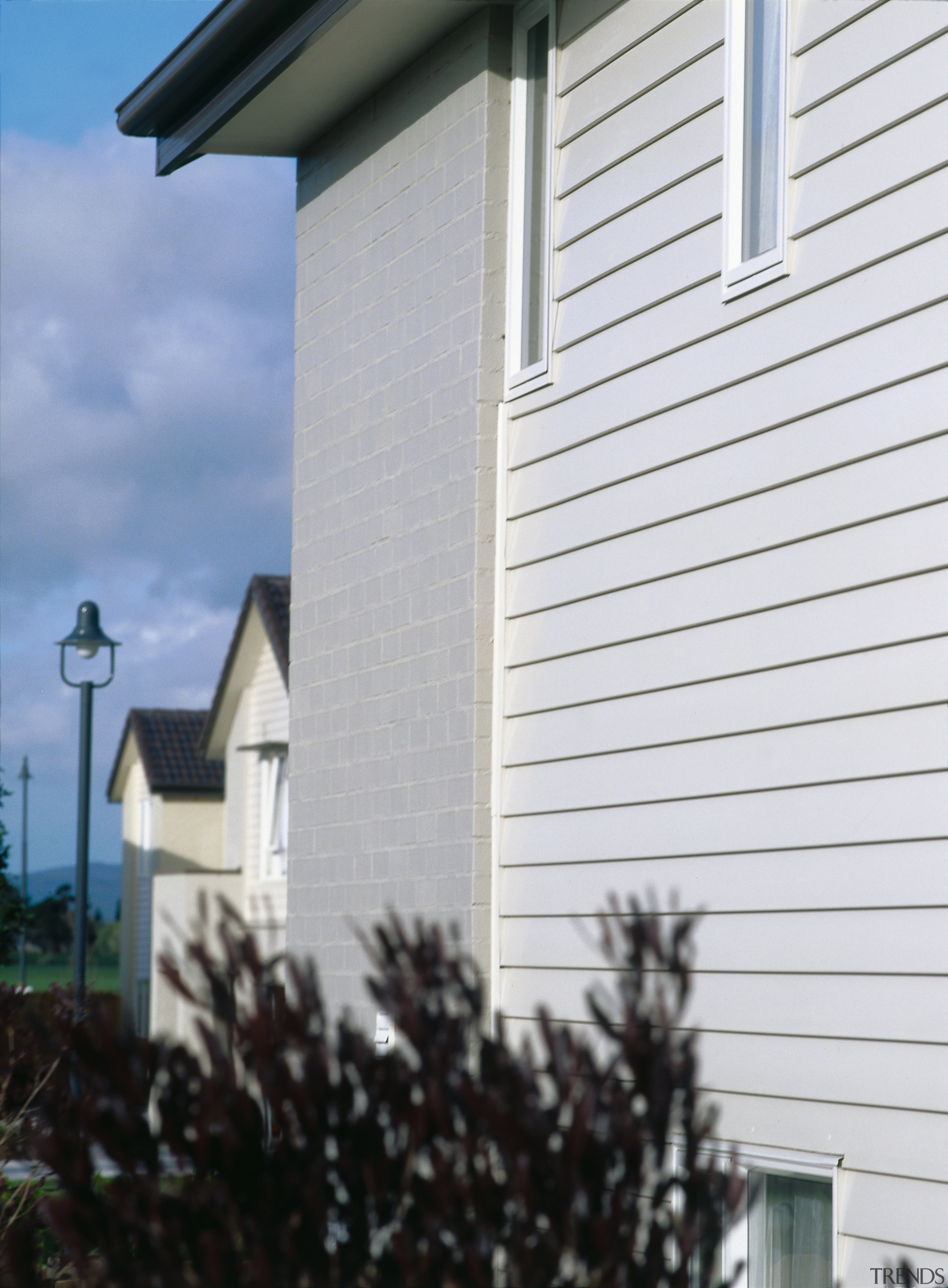 View of the cladding - View of the architecture, building, facade, home, house, property, real estate, residential area, siding, sky, structure, window, white