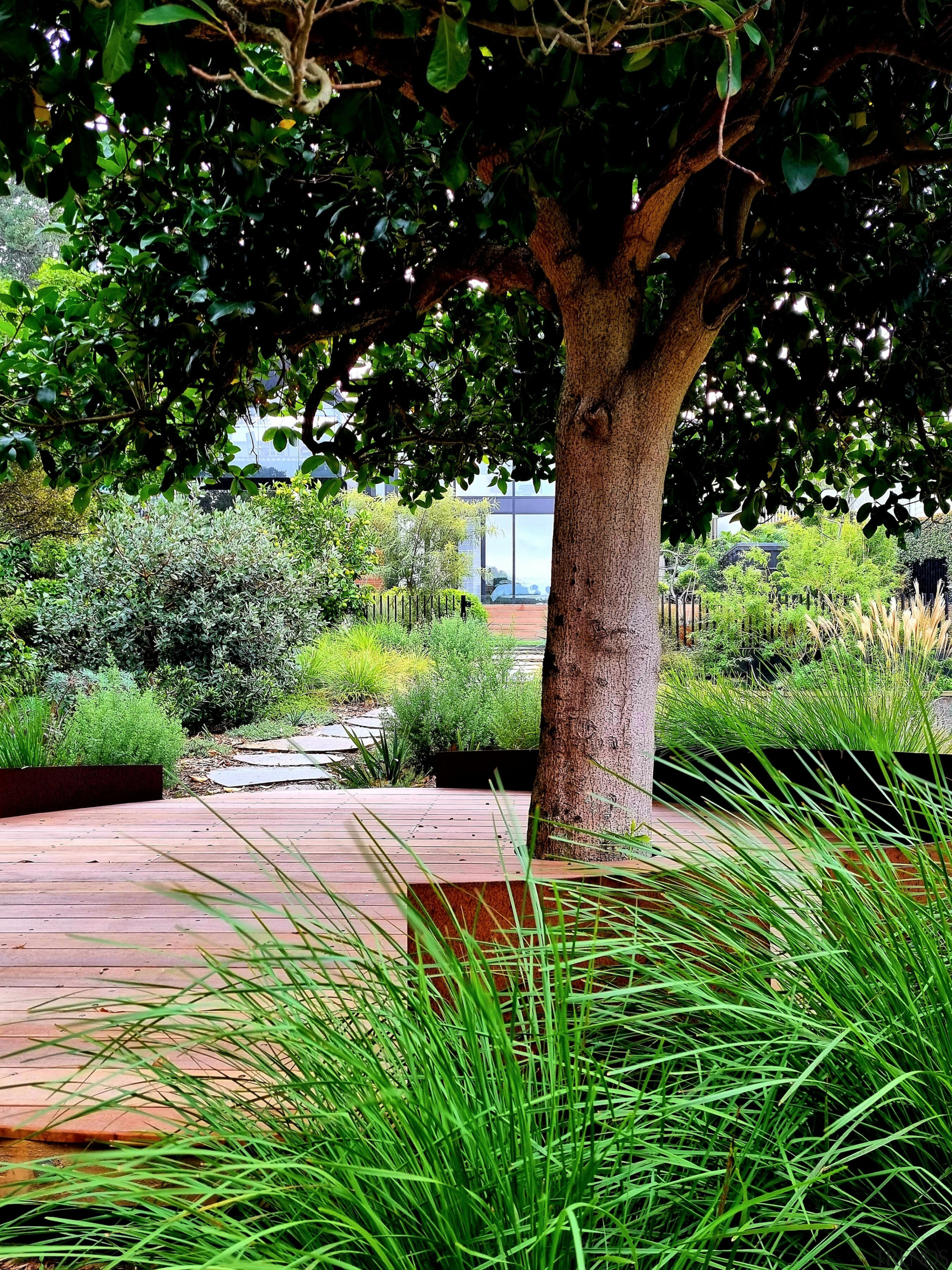 The round Vitex deck encircled by a low 