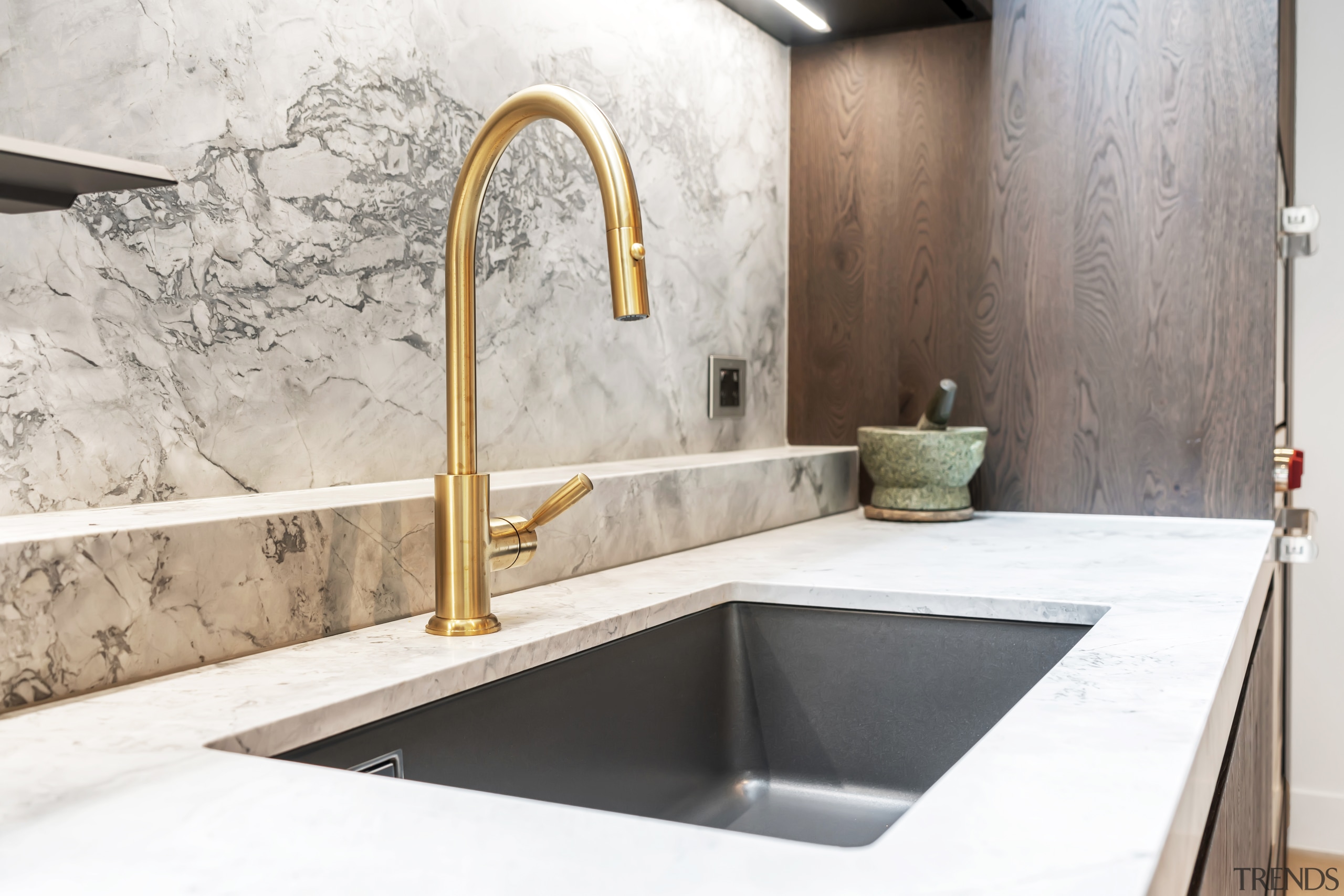 ​​​​​​​What goes with a veined white stone and 