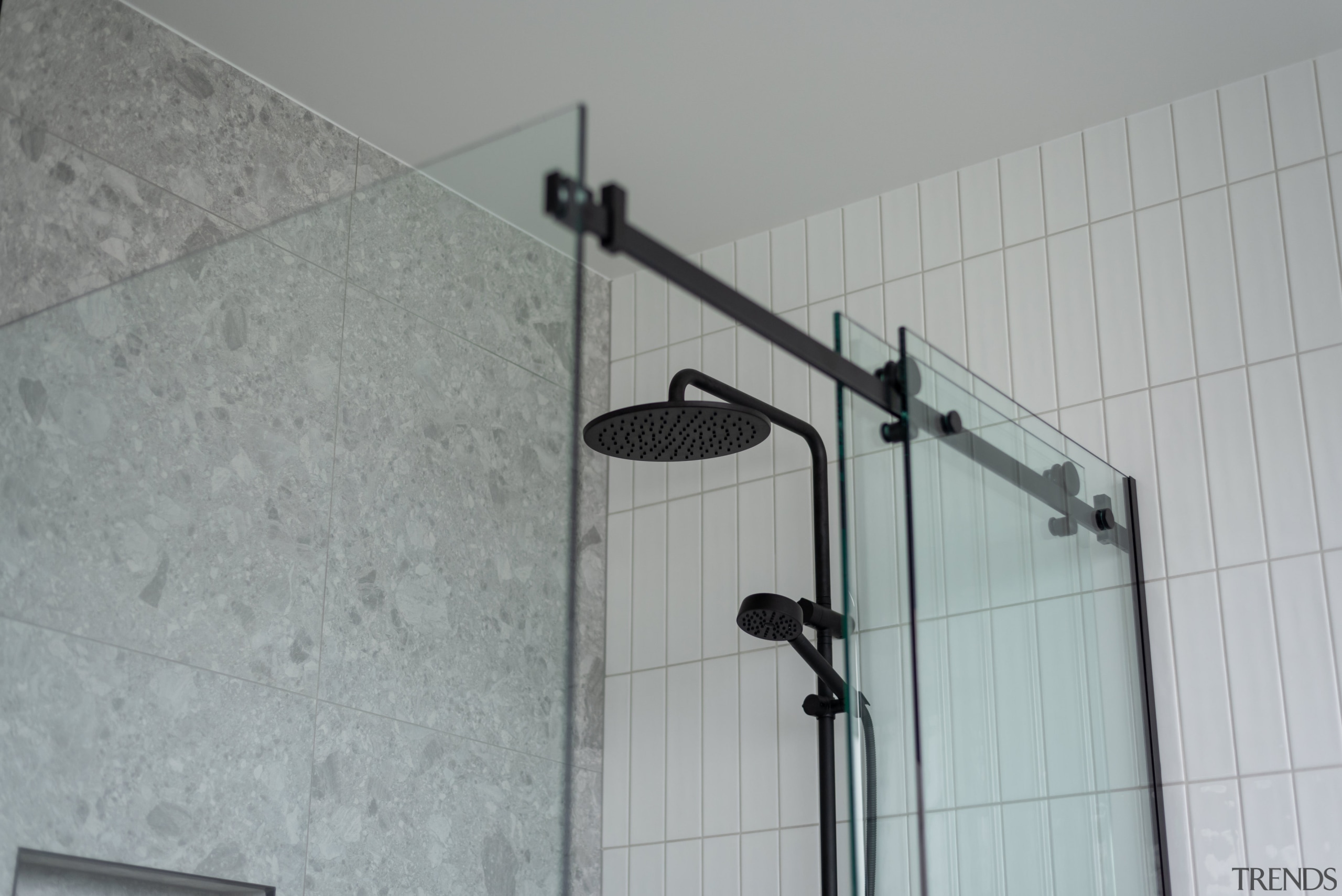 Terrazzo Light Grey Matt meets Victoria White Gloss 