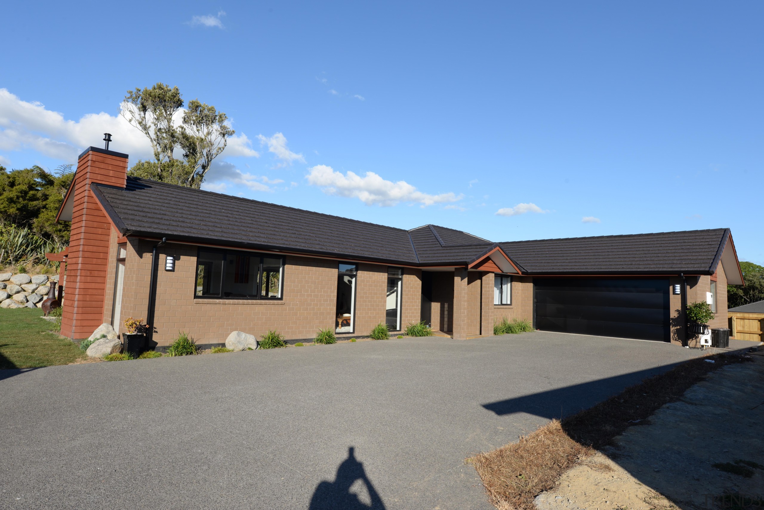 Country home built by Fowler Homes TaranakiFowler Homes barn, cottage, elevation, estate, facade, farmhouse, home, house, landscape, property, real estate, residential area, roof, siding, sky, teal, gray