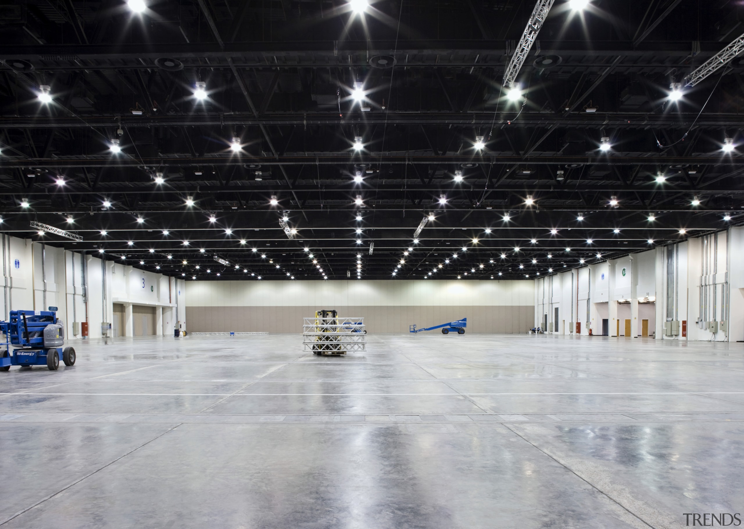 Exhibtion halls were designed to provide maximum flexibility, airport terminal, ceiling, convention center, daylighting, hangar, leisure centre, lighting, structure, warehouse, black, gray