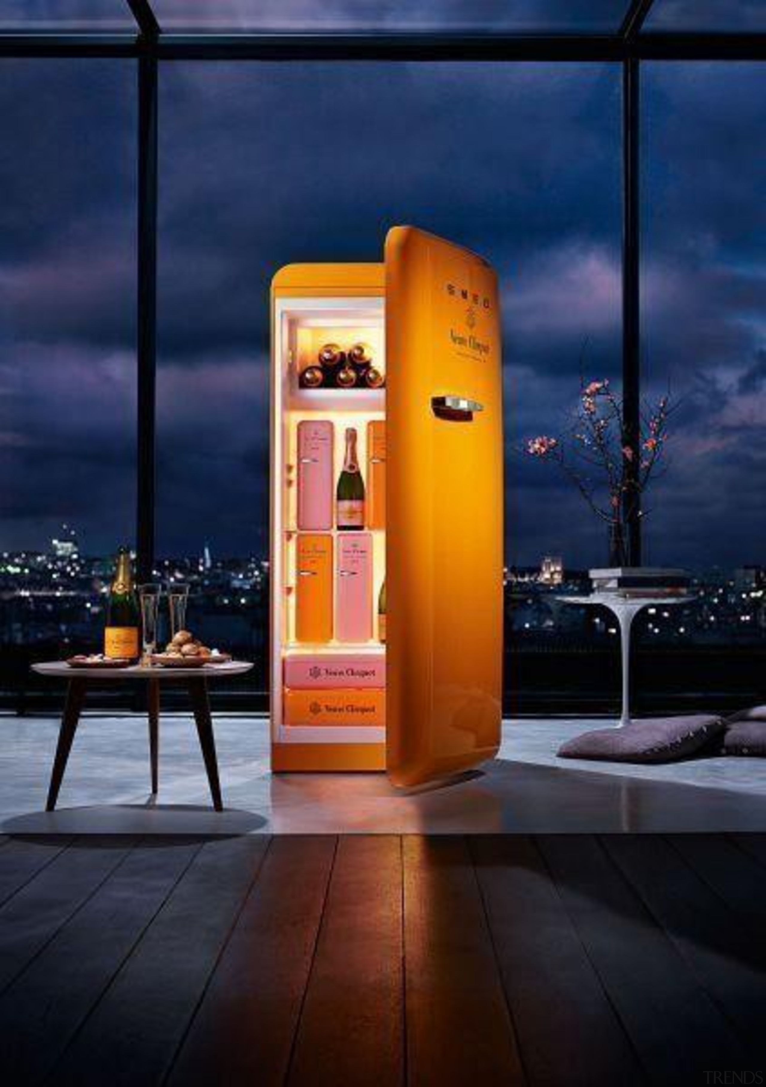 Beautiful fridge and full of Veuve Clicquot!**Please note blue