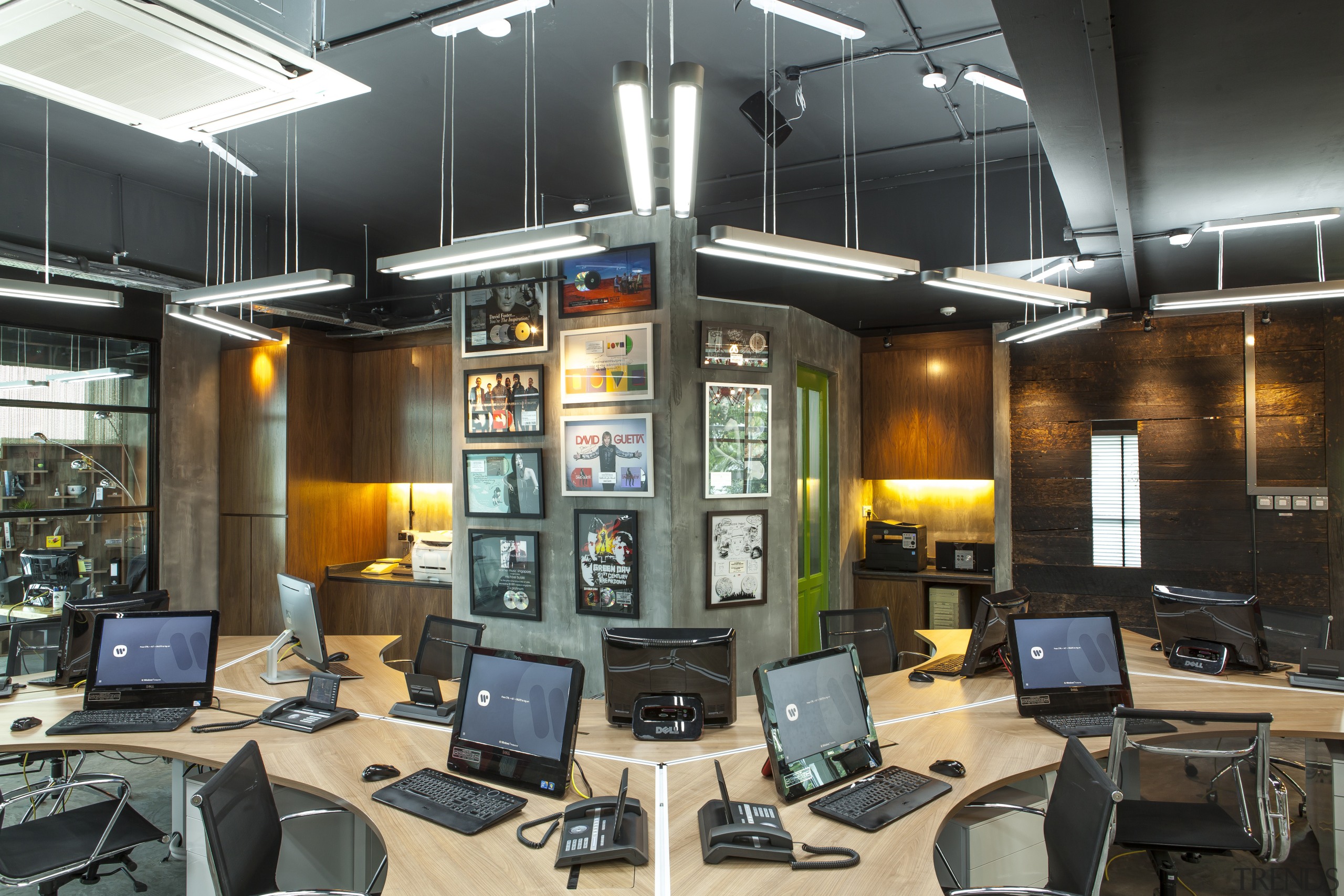 Warner Music offices by Christopher Kwek, Forward 50 office, technology, black