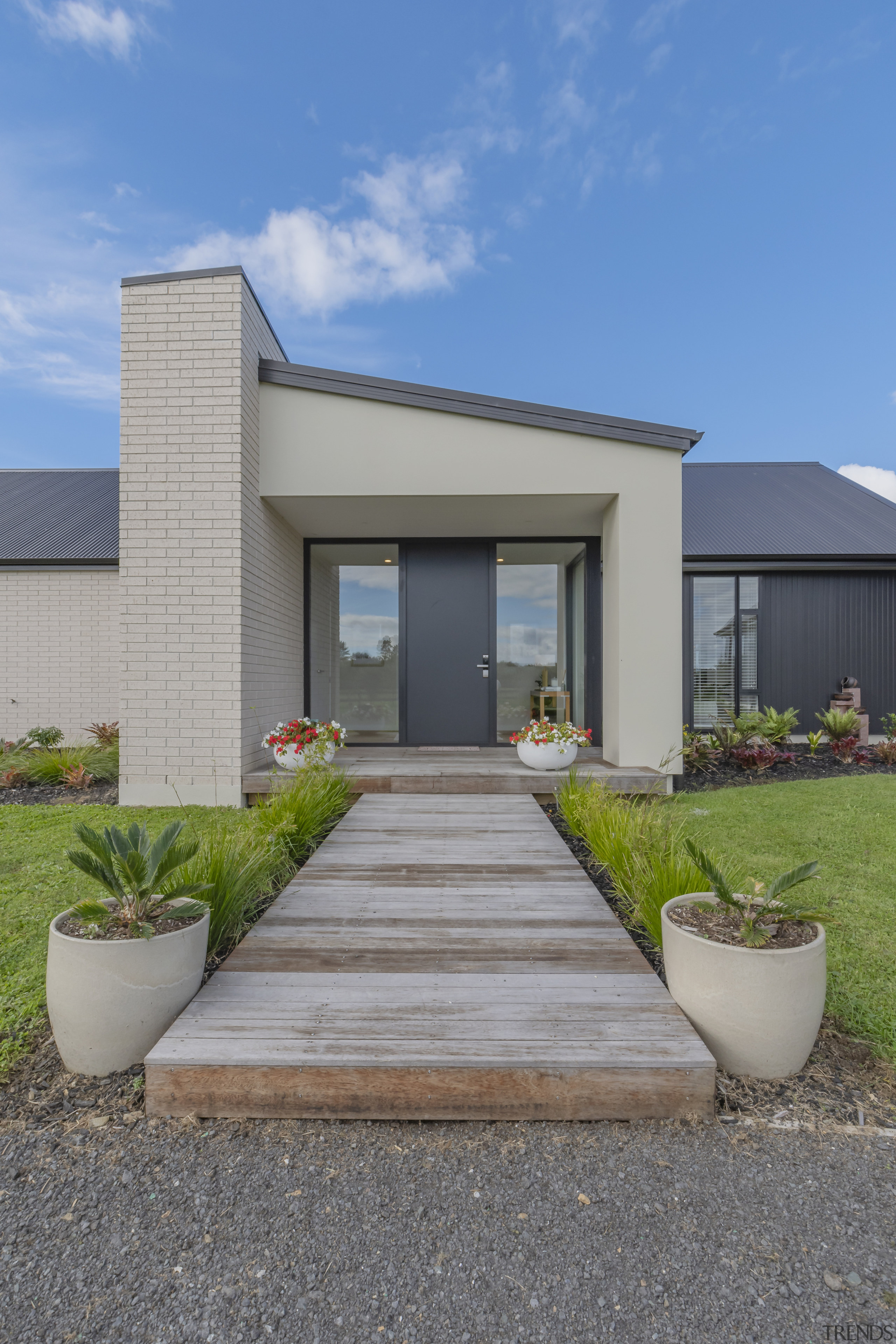 Front door approach. - Country life - 