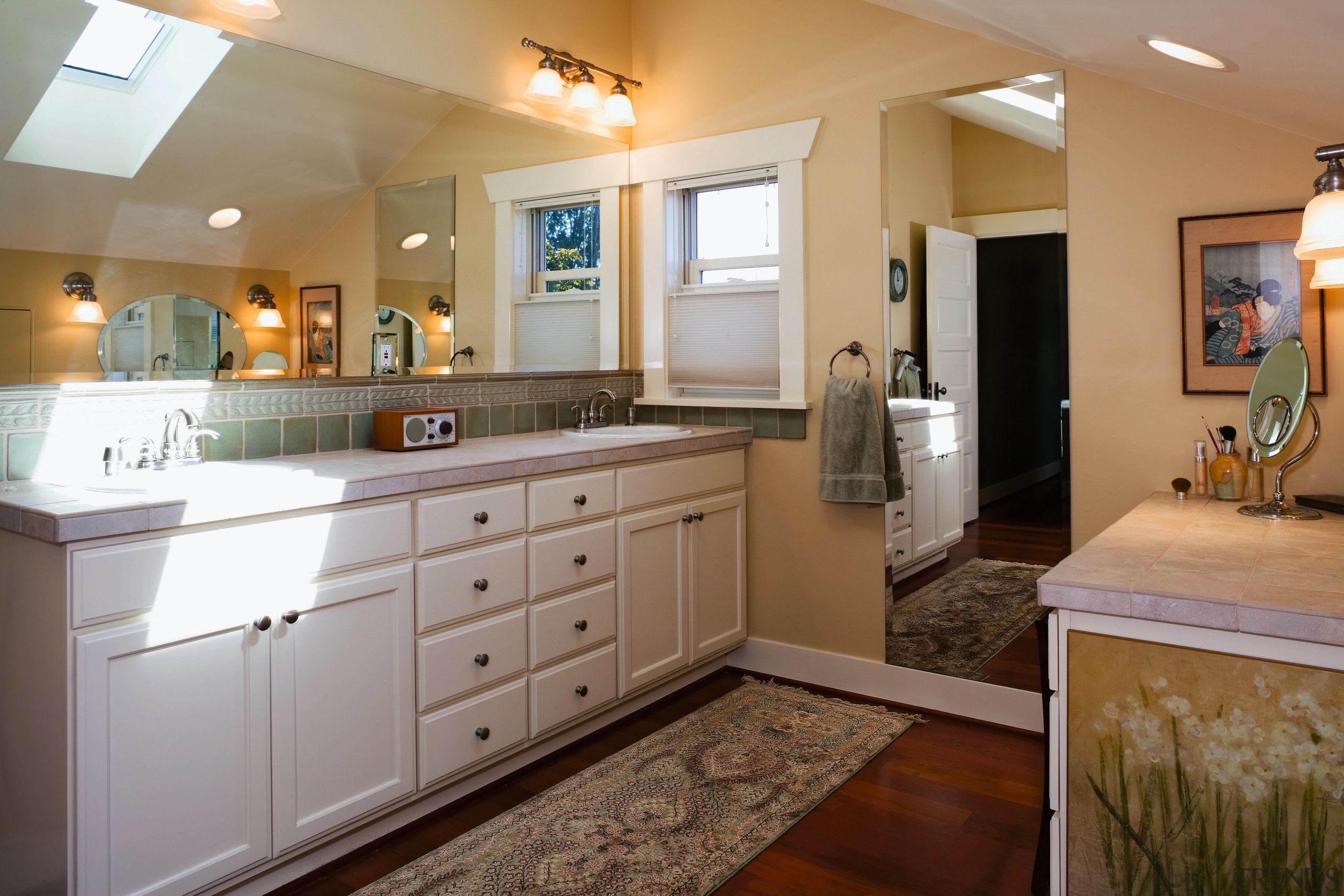 A view of the bathroom, wooden flooring, rug, bathroom, cabinetry, countertop, cuisine classique, estate, floor, flooring, home, interior design, kitchen, real estate, room, brown, gray