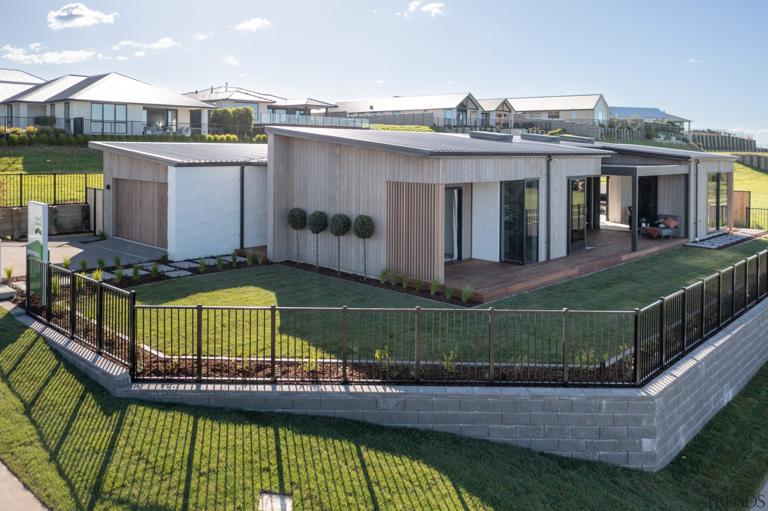 The individualistic showhome opens up to its sea 