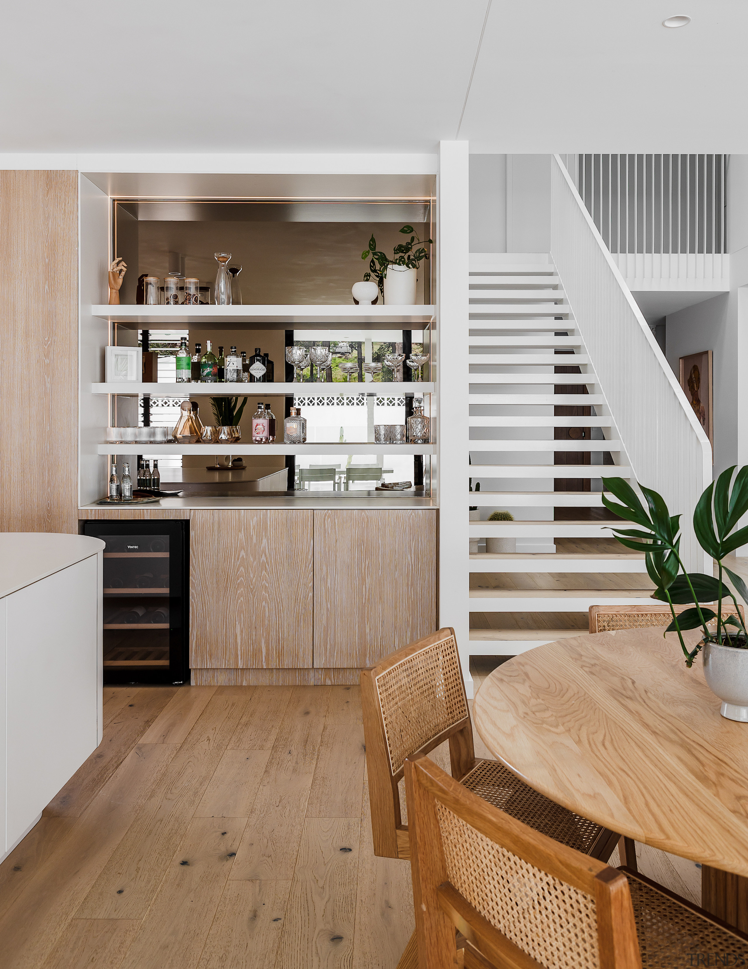 Bar zone. - From the desert to the 