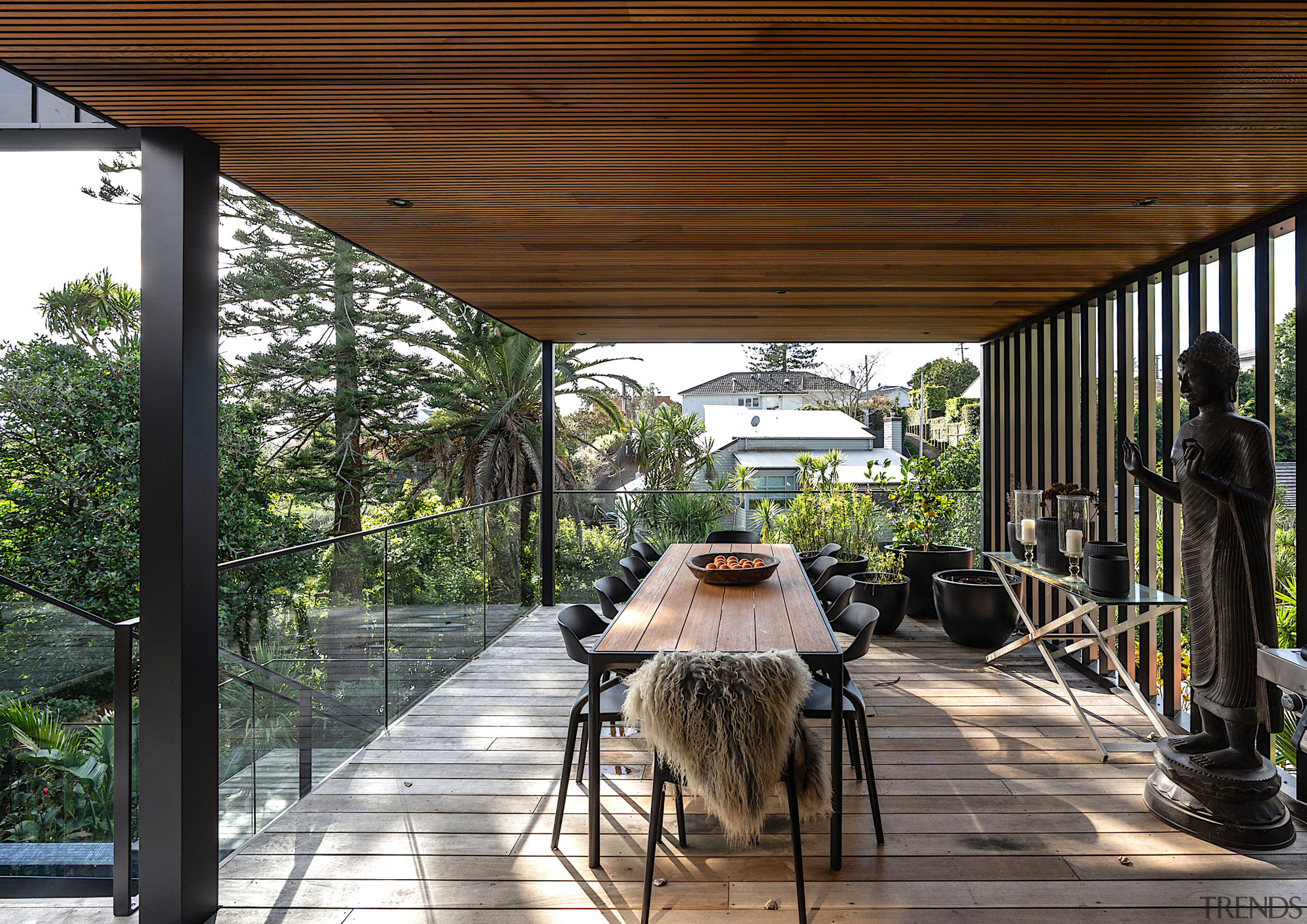 Mid-level outdoor lounge. - Treehouse vibe - 