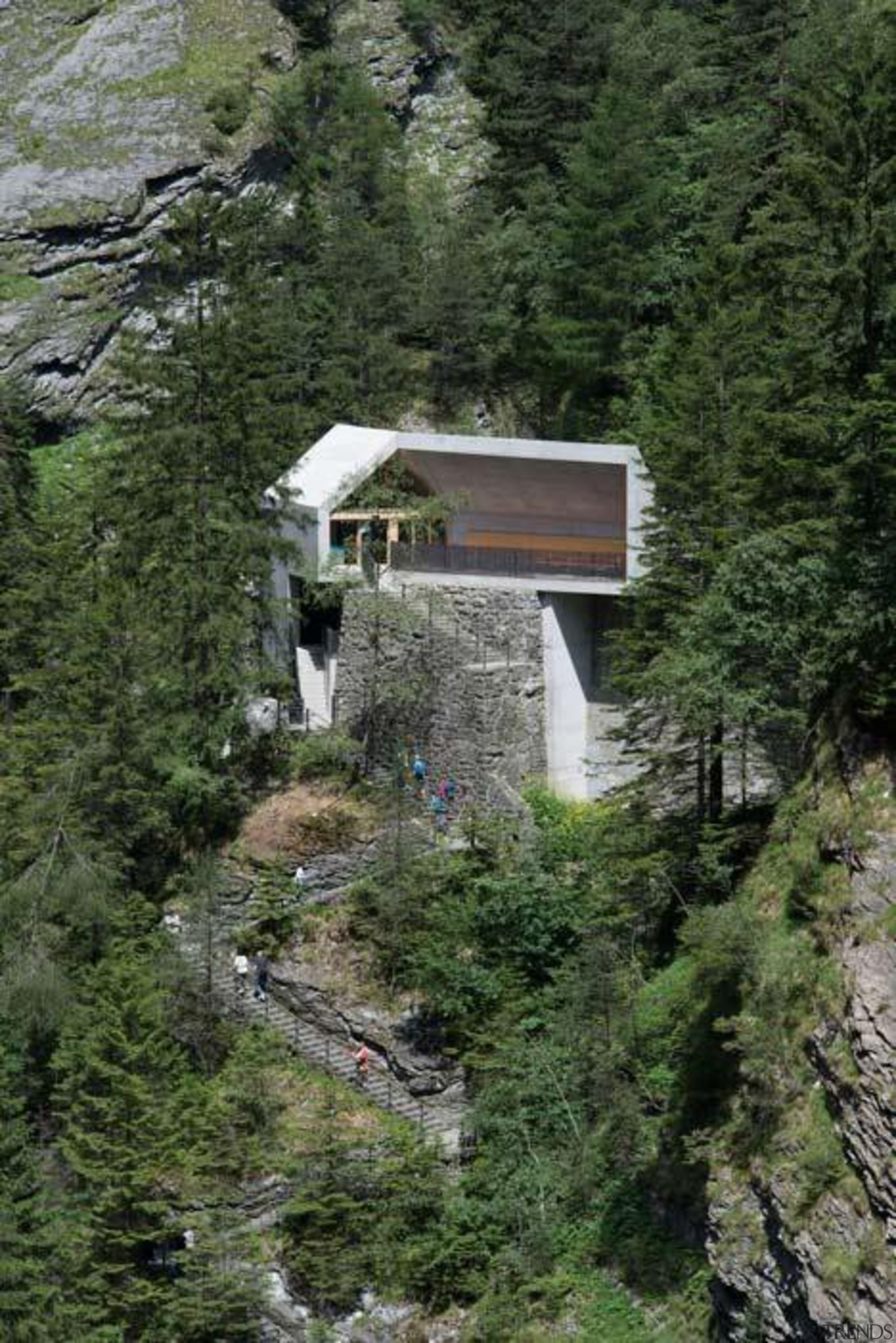 The visitor centre located at the top of hill station, mountain, mountain range, tree, water, brown