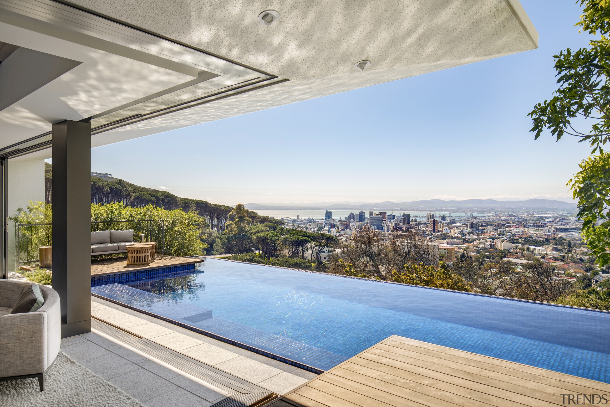 Top floor – public spaces, an infinity pool 