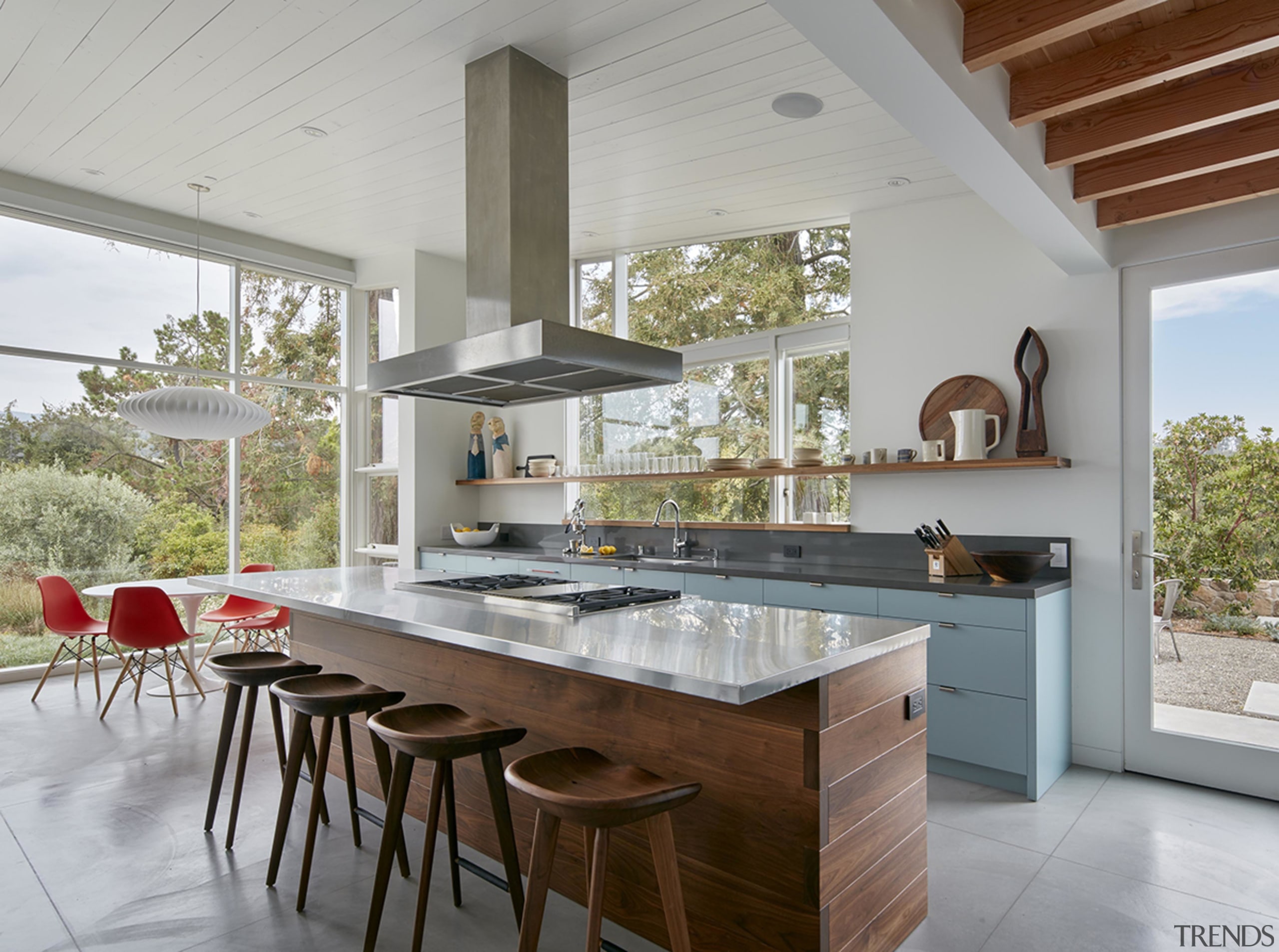 The kitchen island in this Californian residence displays 