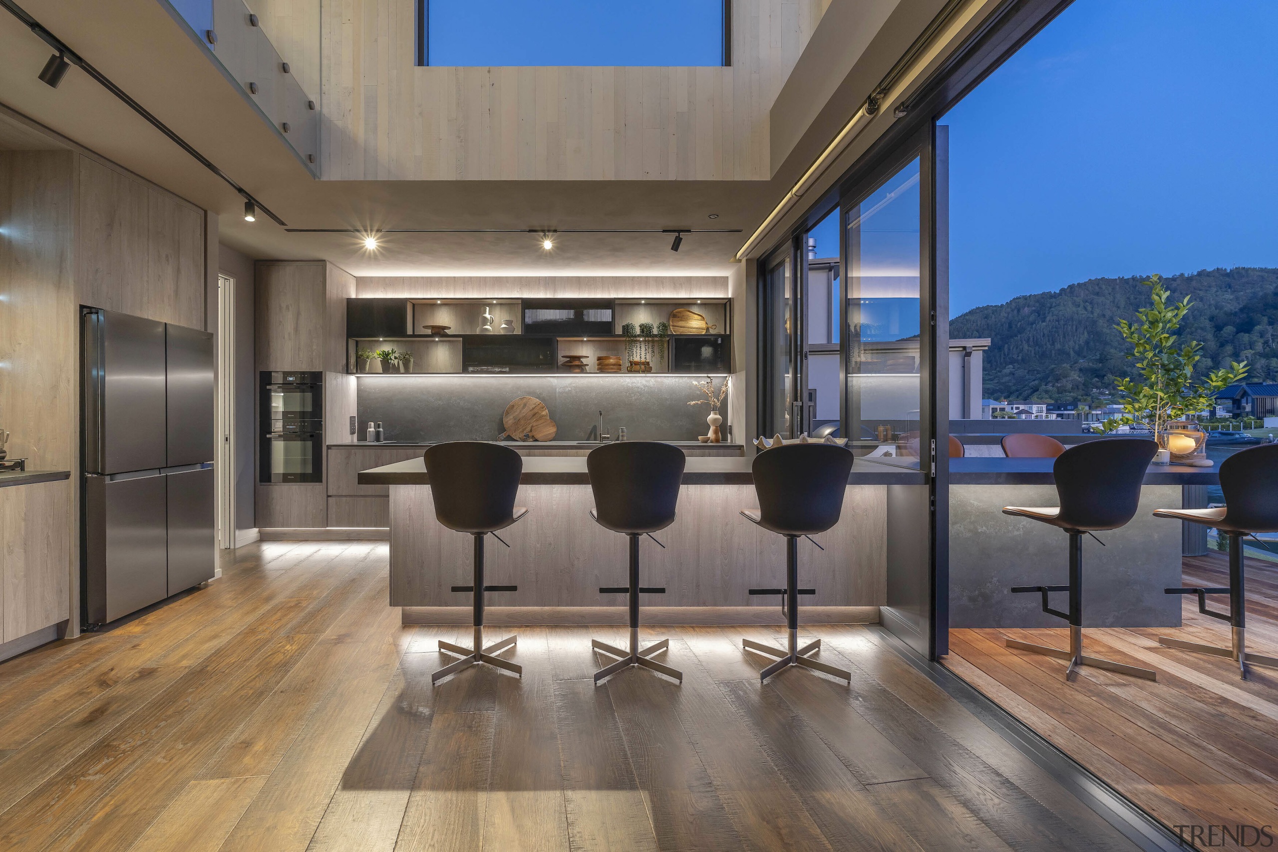 The linear island bench with seating visually continues 