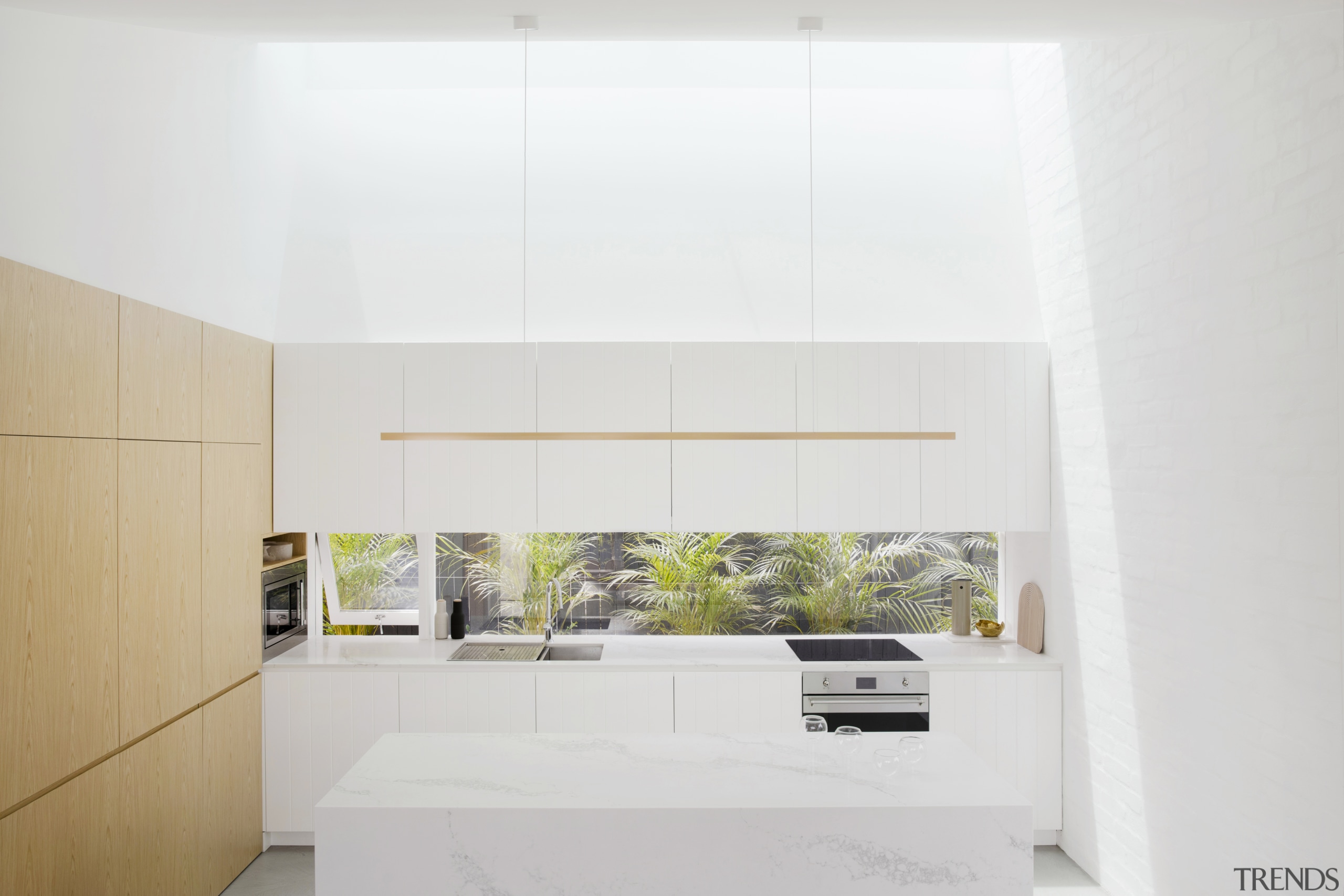 ​​​​​​​The small side window beside the glass splashback architecture, house, interior design, kitchen, white, kitchen island,  studio prineas