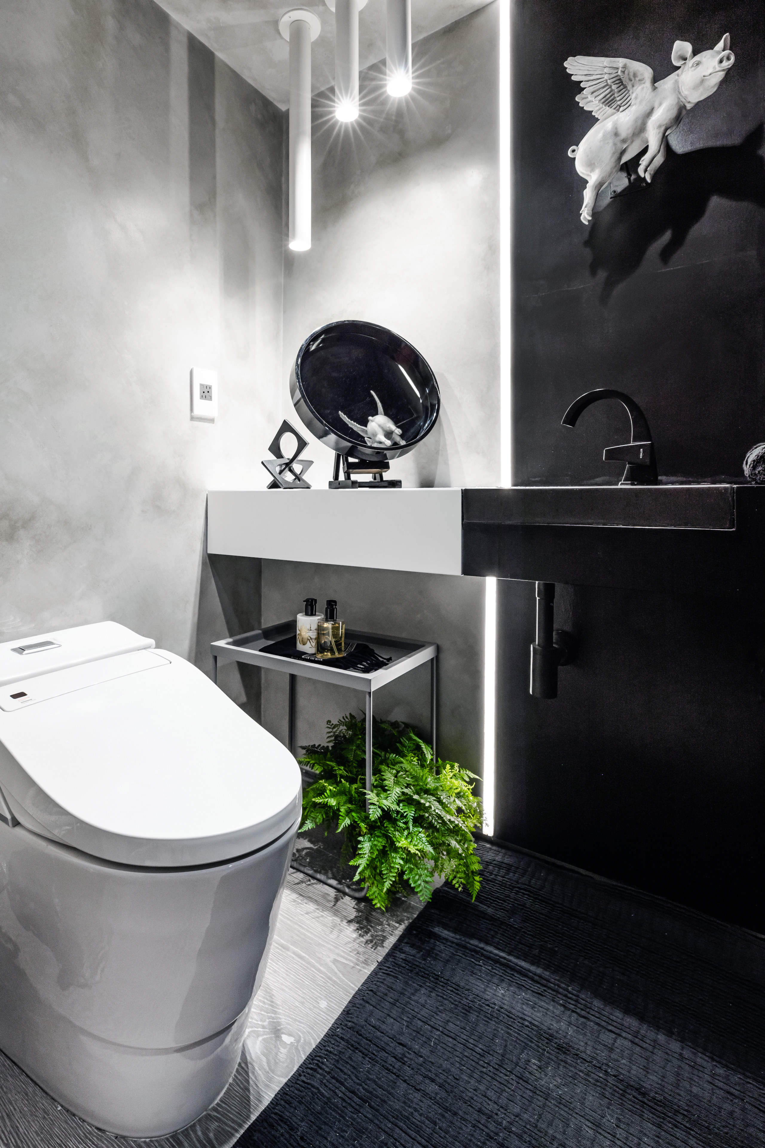 Exotic powder room. - Less becomes more - 