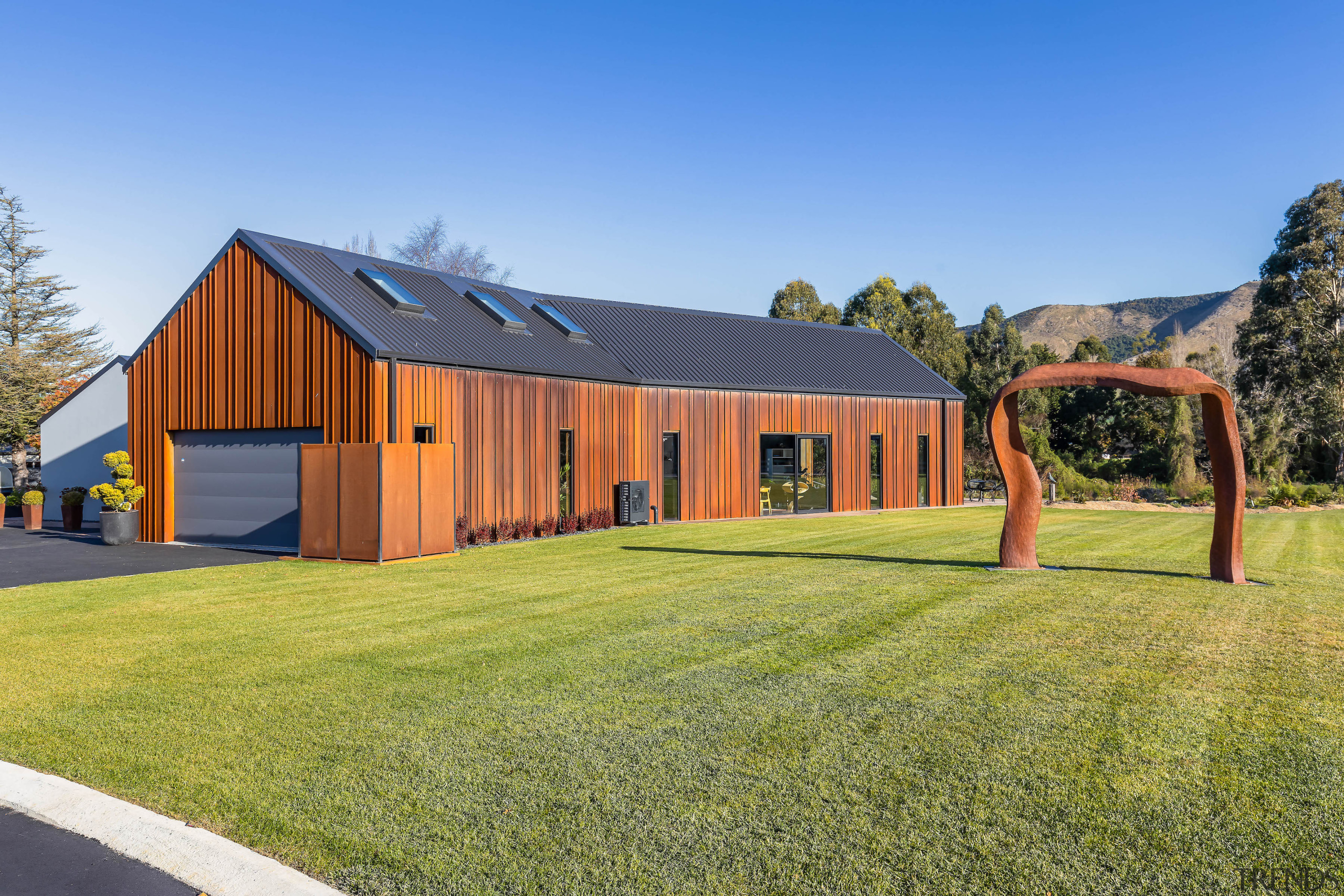 The longer, angled public pavilion incorporates the garage. 