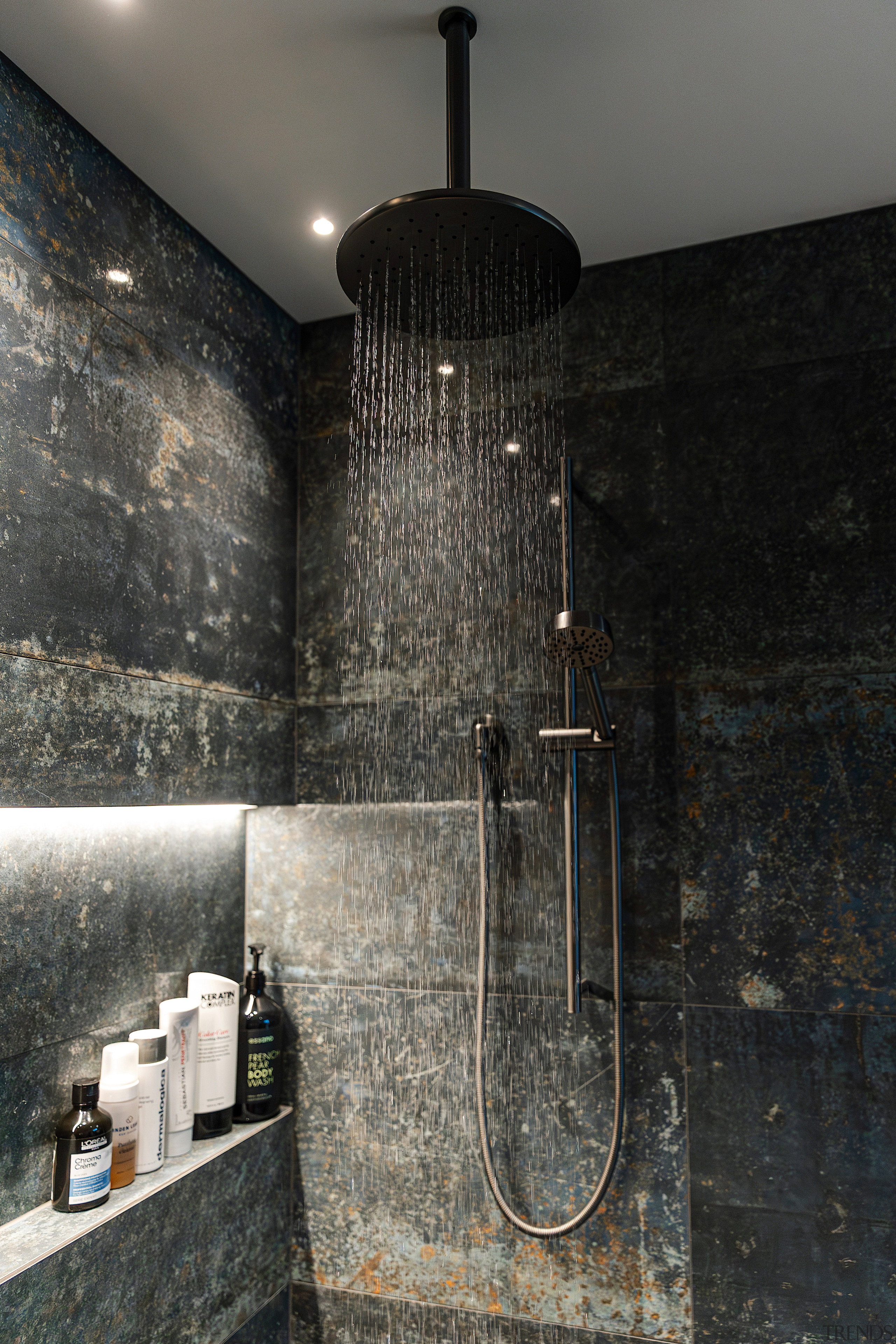 Shower fittings in Gunmetal. - Edgy and immersive 