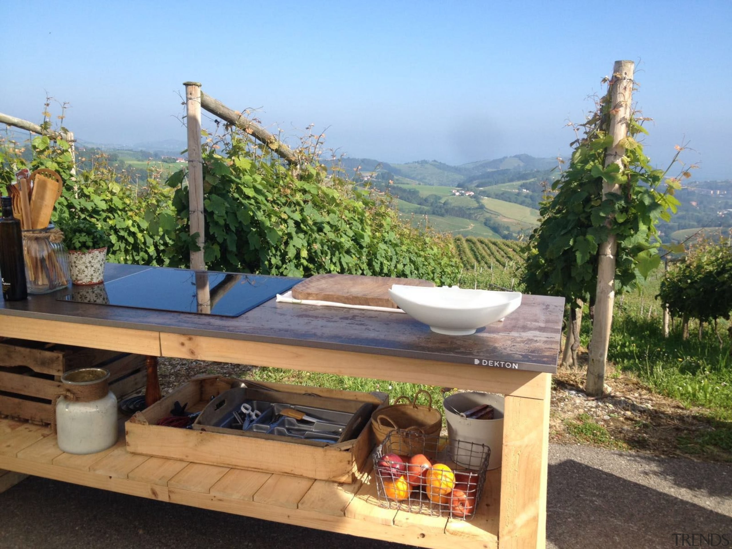 Karlos Arguinano en tu cocina con Dekton Trilium outdoor structure, plant, property, real estate, roof, table, tree, teal