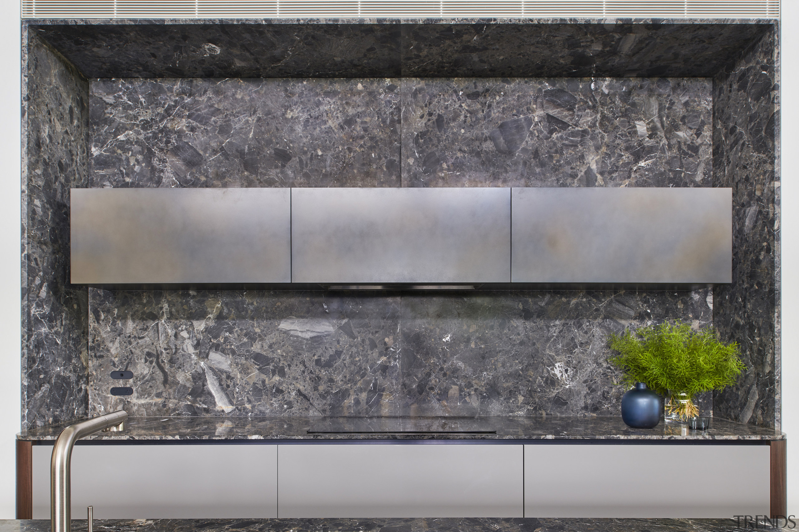 The clean-lined, handle-free cooking station. 