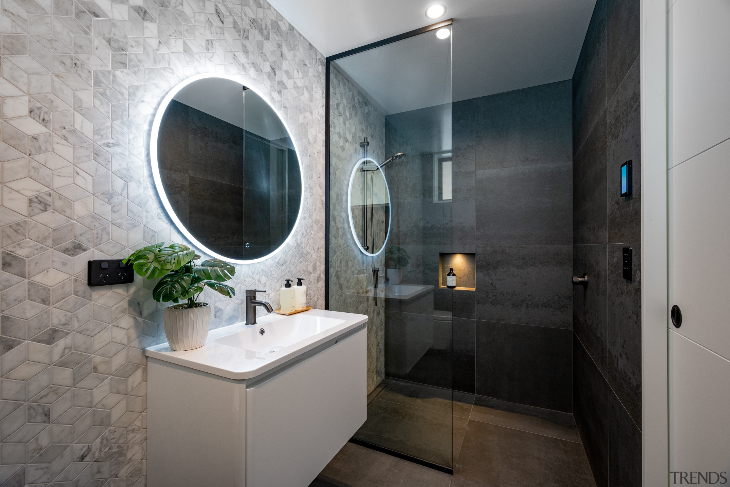 Second downstairs ensuite. - Natural wave - 