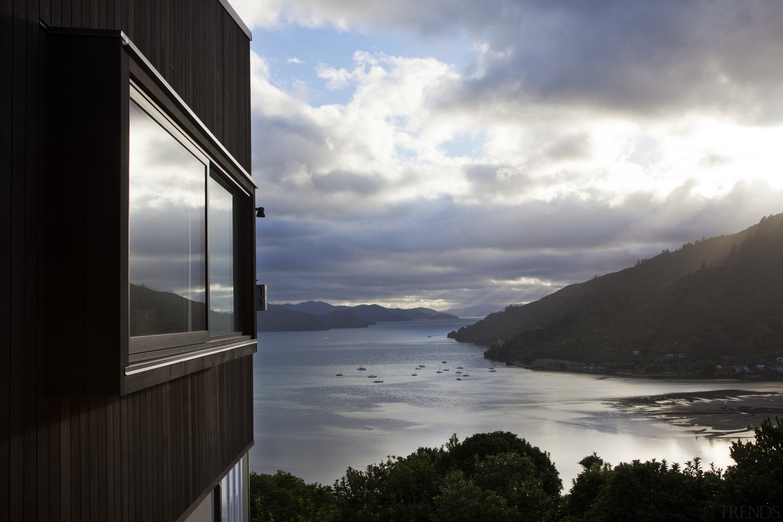 Optimising the outlook while not detracting from the cloud, home, horizon, house, morning, real estate, reflection, sea, sky, sunlight, water, window, black, gray