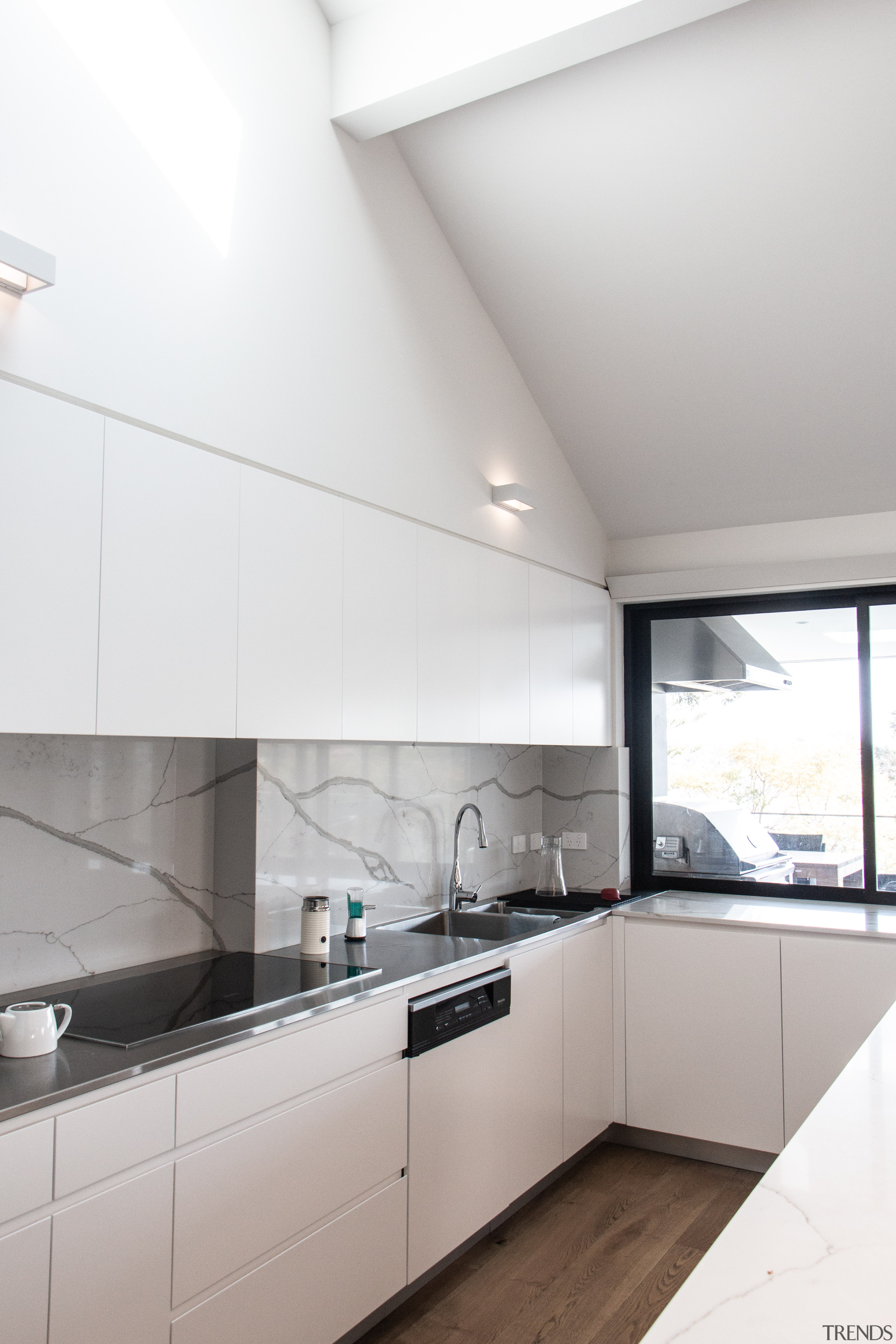 ​​​​​​​For this renovation, the island bench, splashback and white