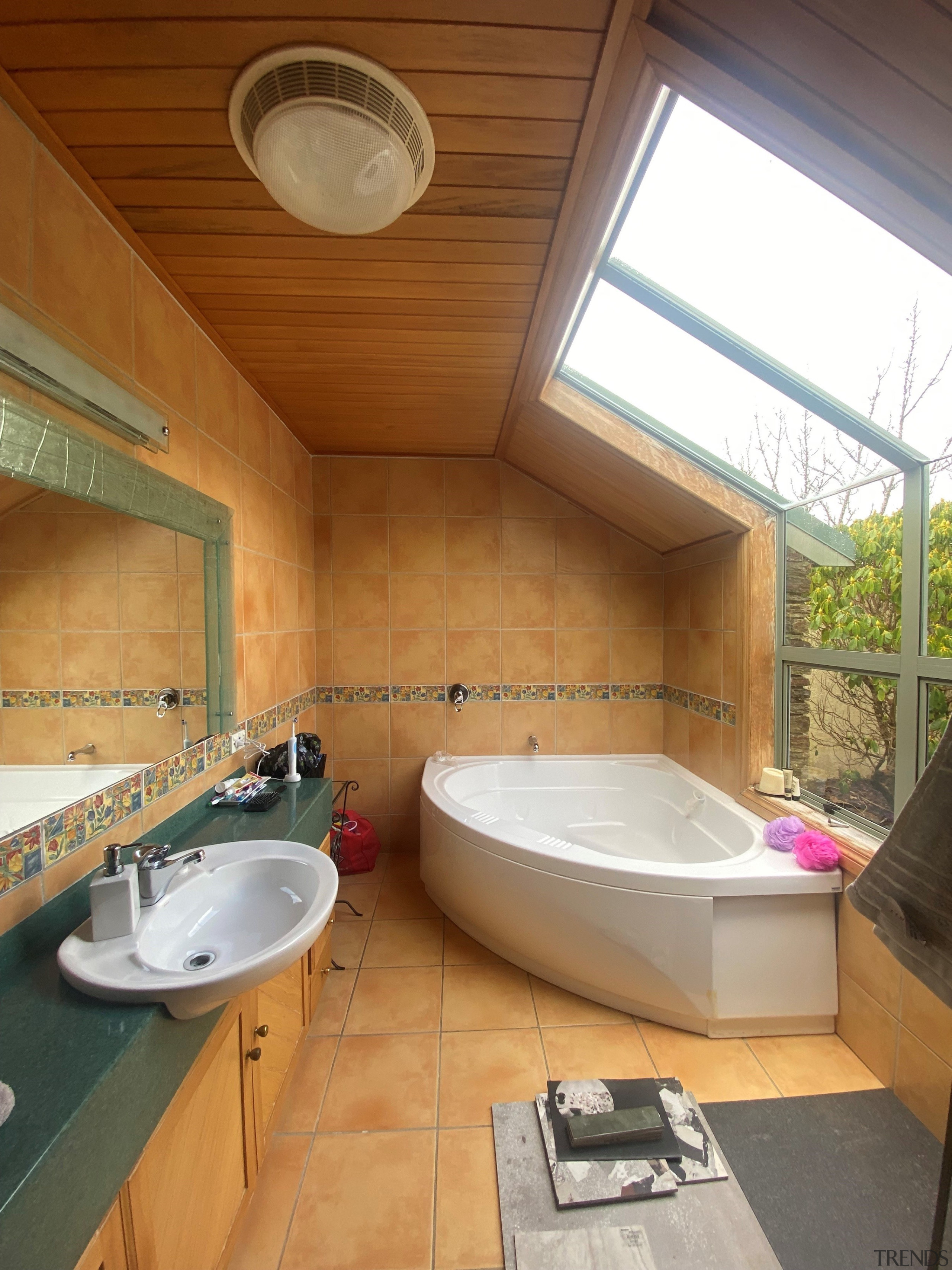 Before – that dated space-hogging tub had to 