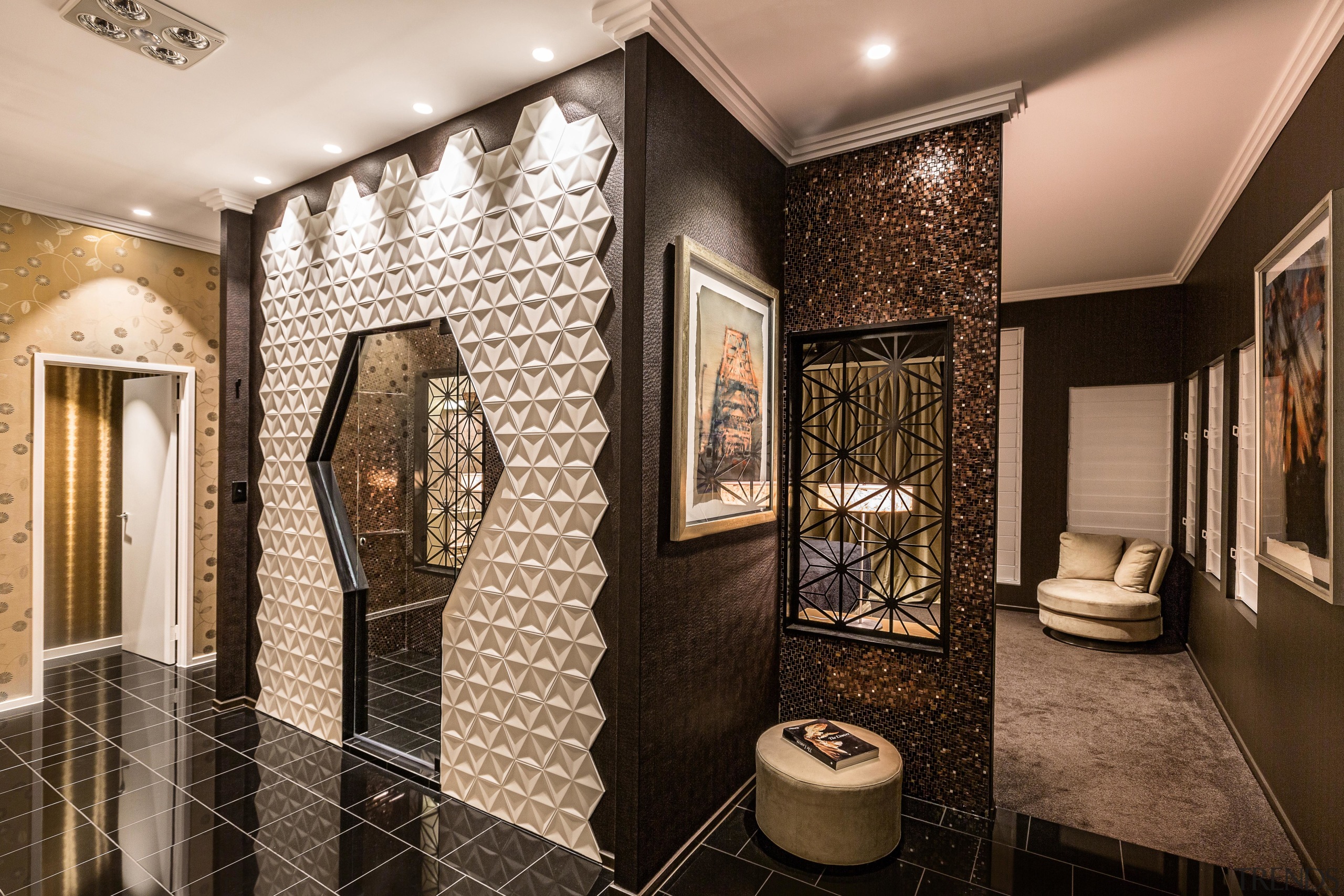 ​​​​​​​The keyhole-shaped entry to this shower was inspired brown, black