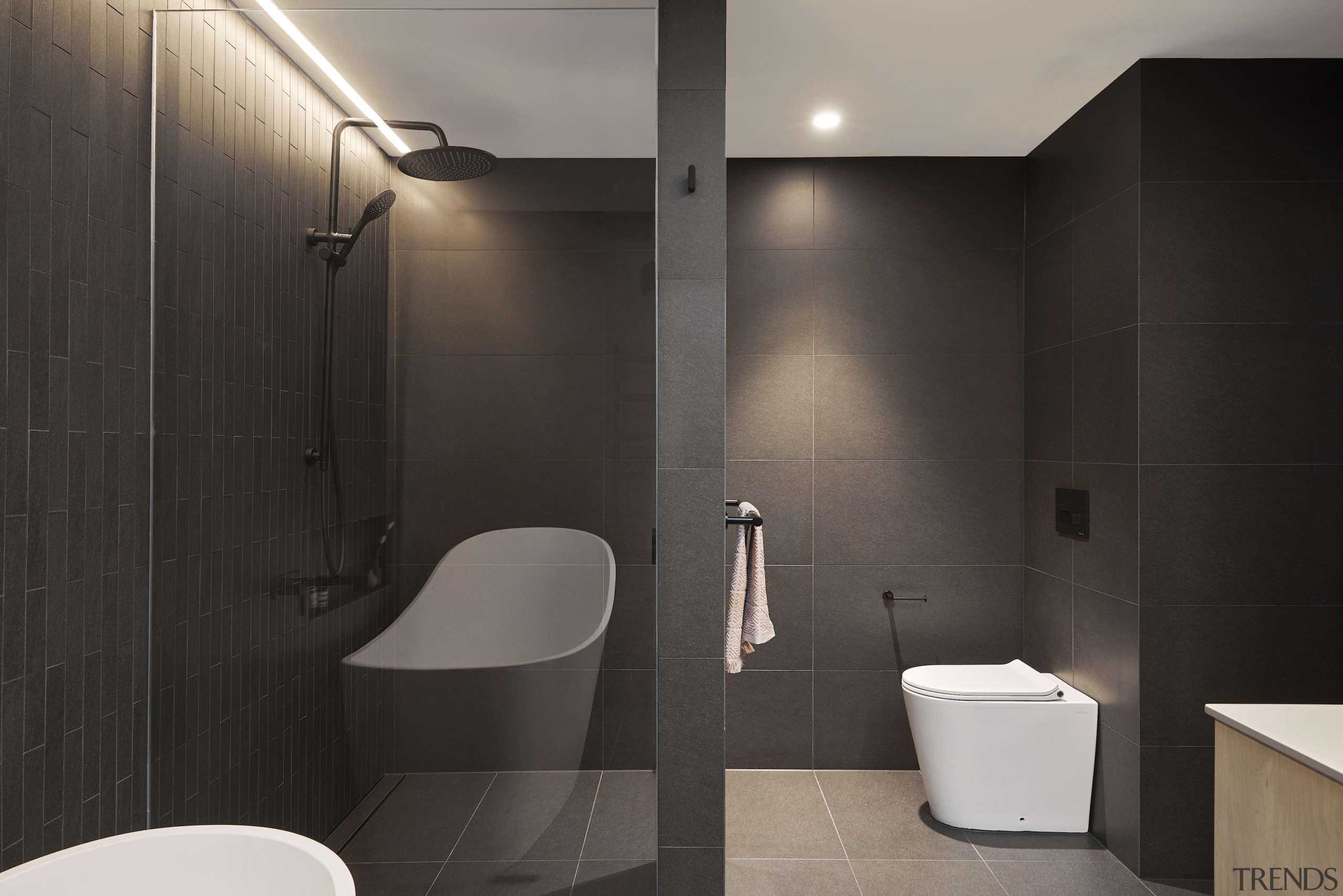 The glass&nbsp;panelling between the shower and bath space 