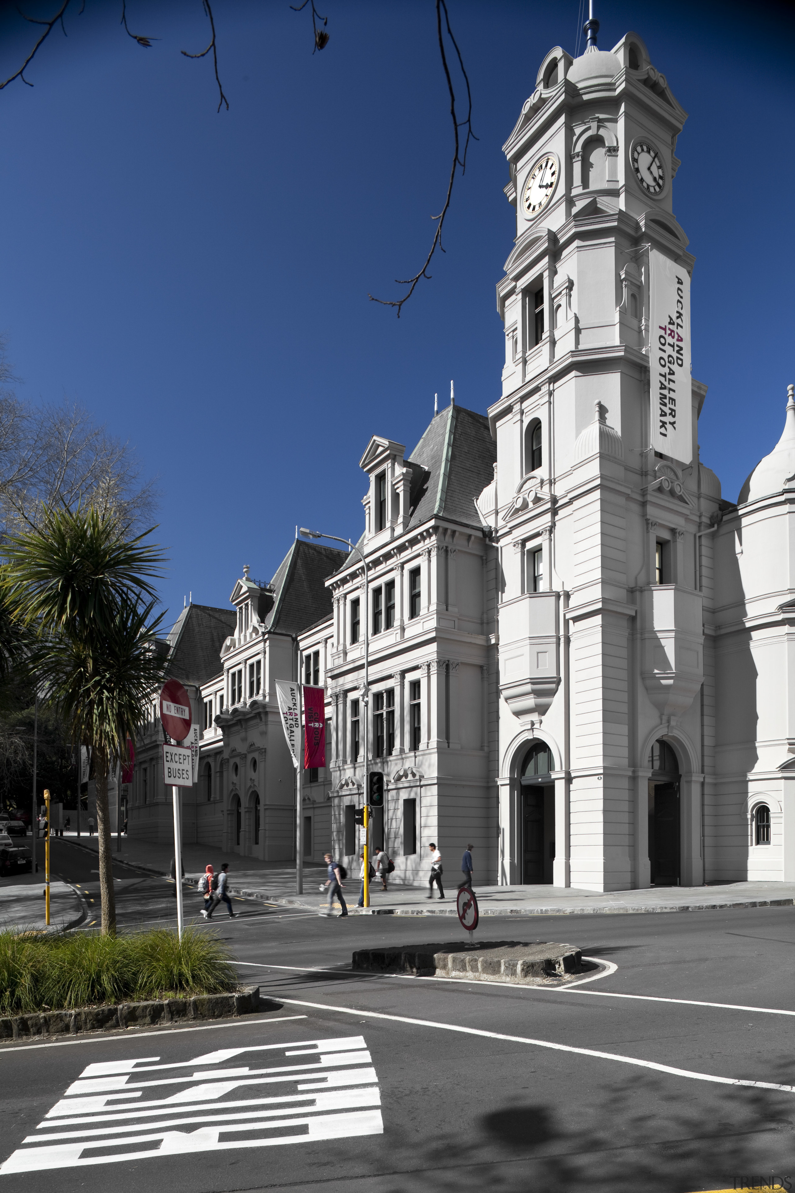 Here is a view of the Auckland Art architecture, building, city, daytime, downtown, estate, facade, house, landmark, metropolis, metropolitan area, neighbourhood, residential area, sky, street, town, tree, blue