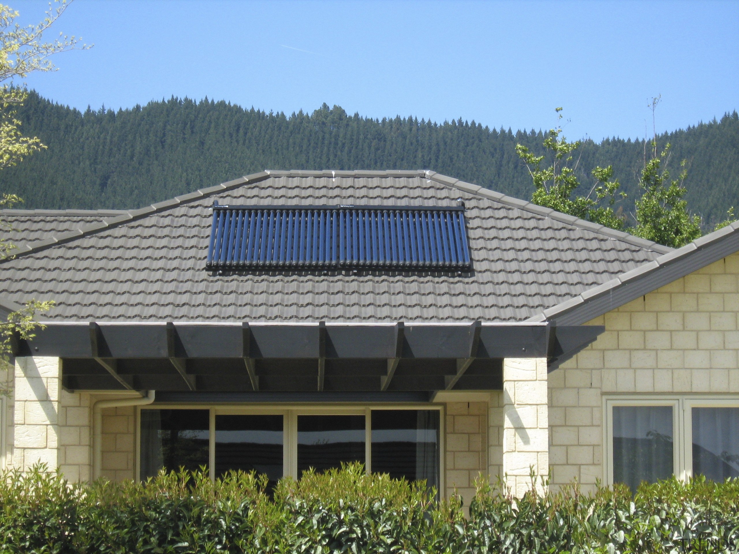 This large home efficiently uses solar energy thanks daylighting, energy, facade, home, house, outdoor structure, real estate, roof, solar energy, solar panel, solar power, gray, teal