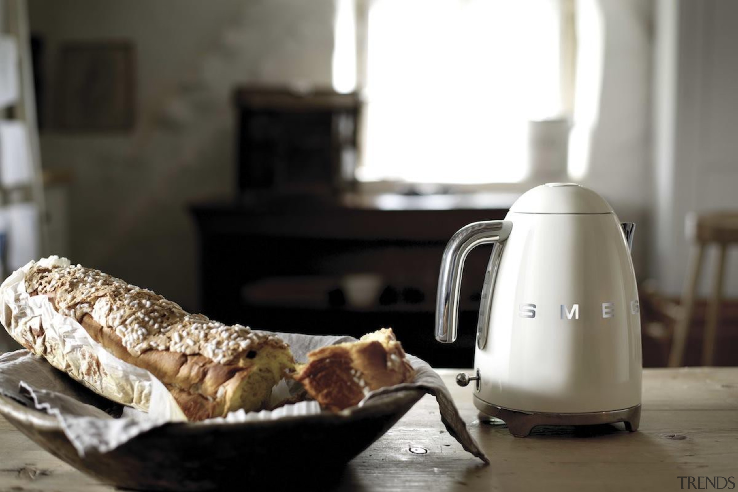 Smeg Classic Cream 50's style kettle - Smeg breakfast, food, small appliance, black, white