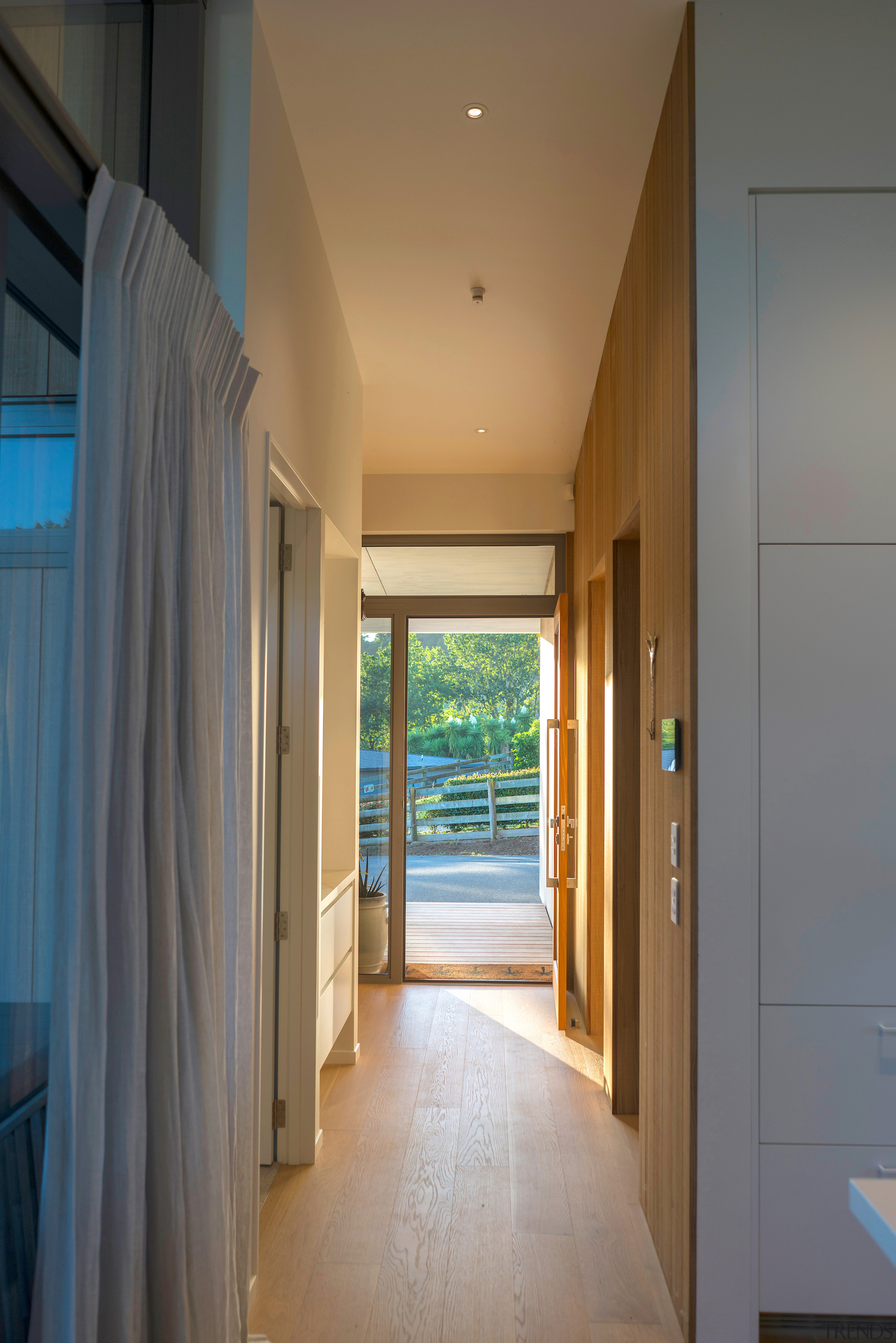 Entry hallway. - Green outlook - 