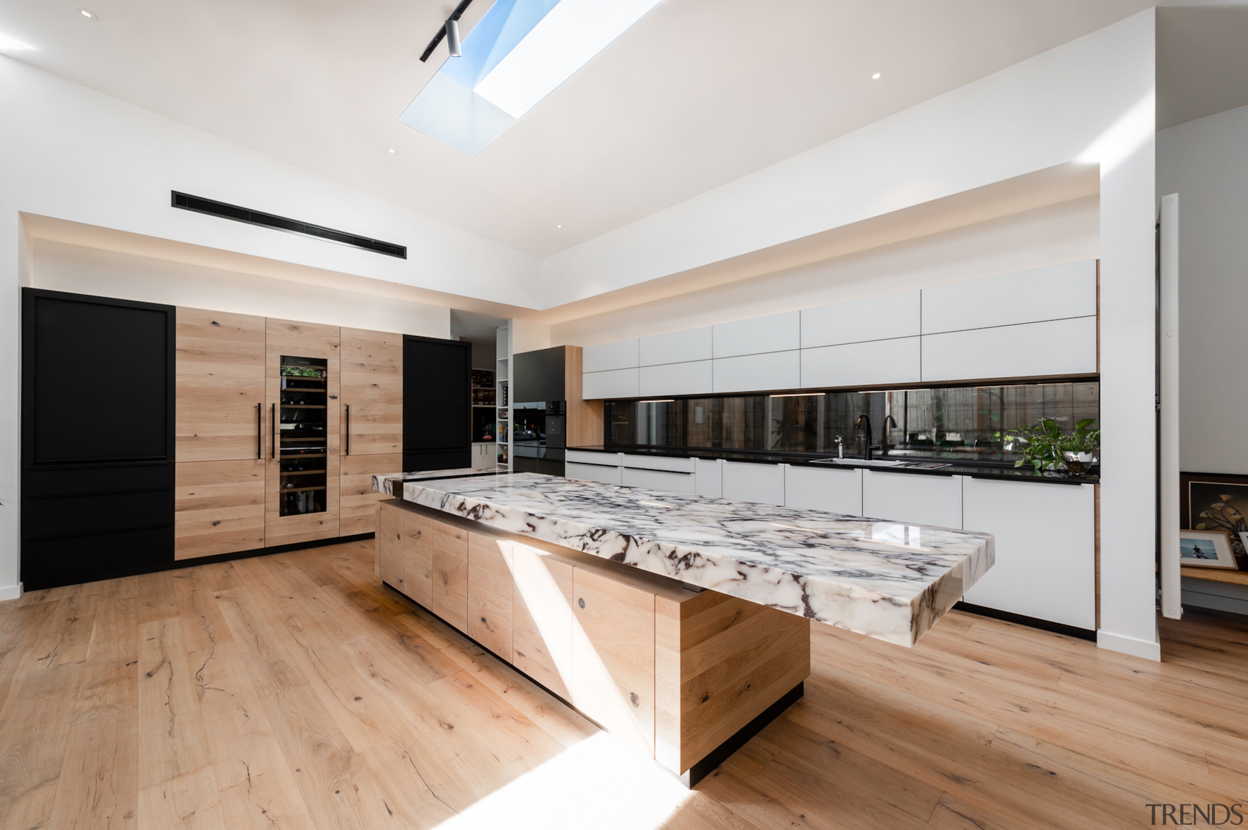 The cantilevered chunky onyx benchtop seems to defy 