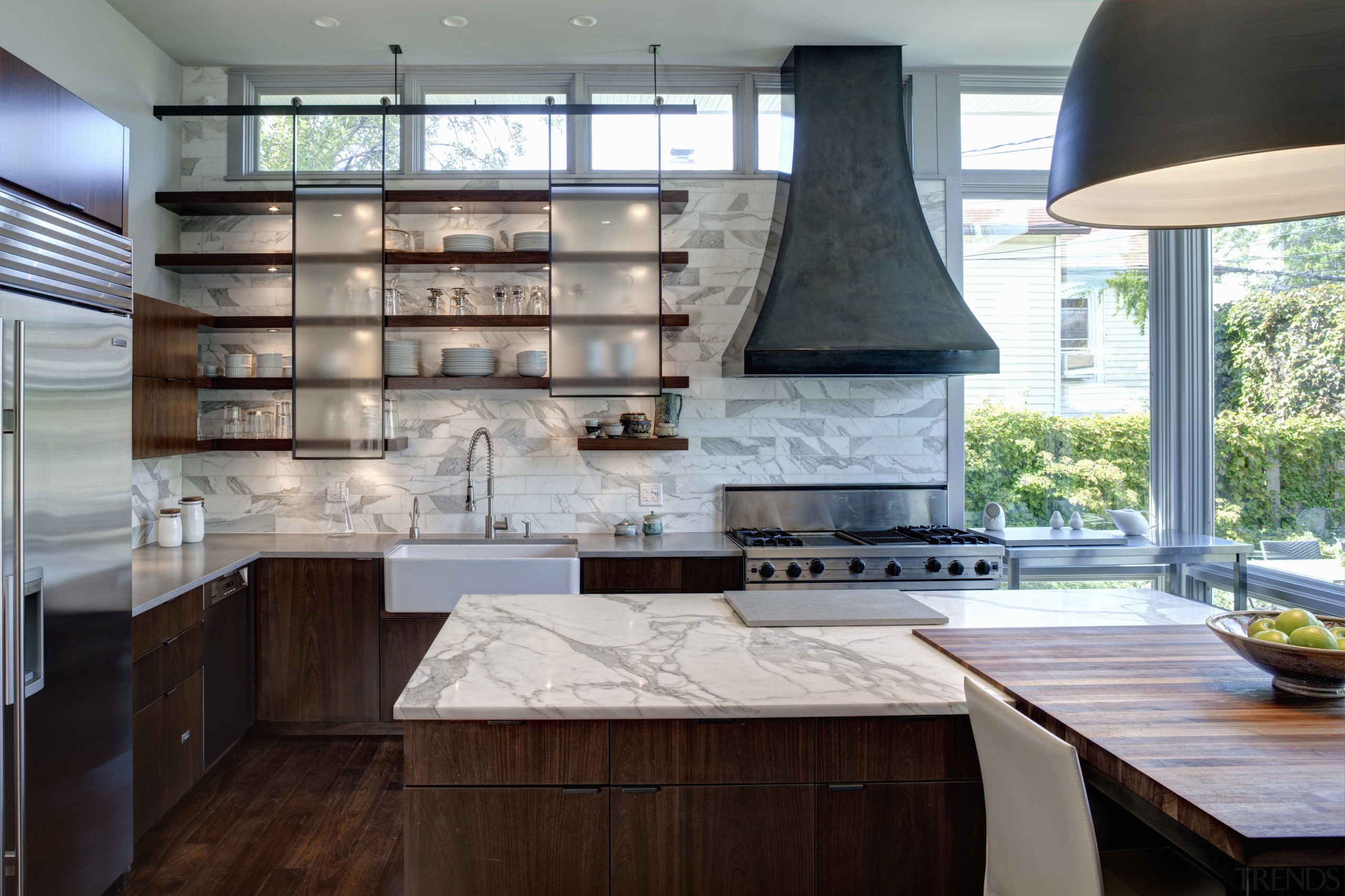 Open shelving, translucent sliding panels, marble surfaces and cabinetry, countertop, cuisine classique, interior design, kitchen, gray