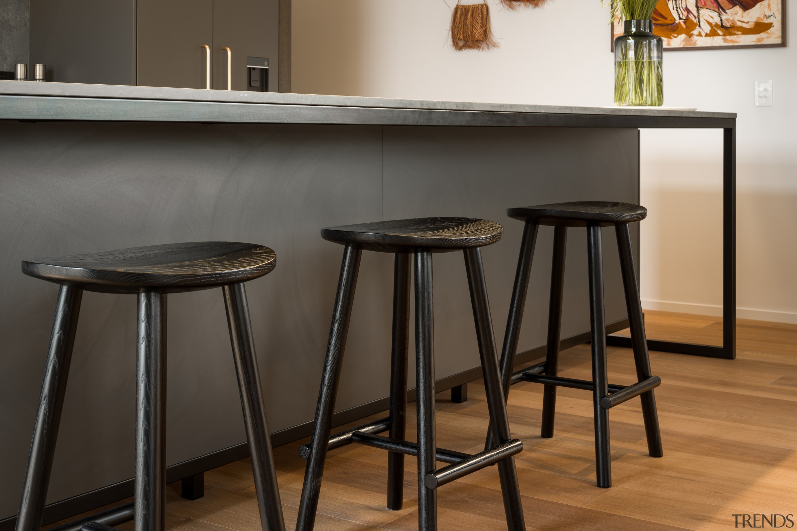 Smart but simple stools serve the island/breakfast bar. 